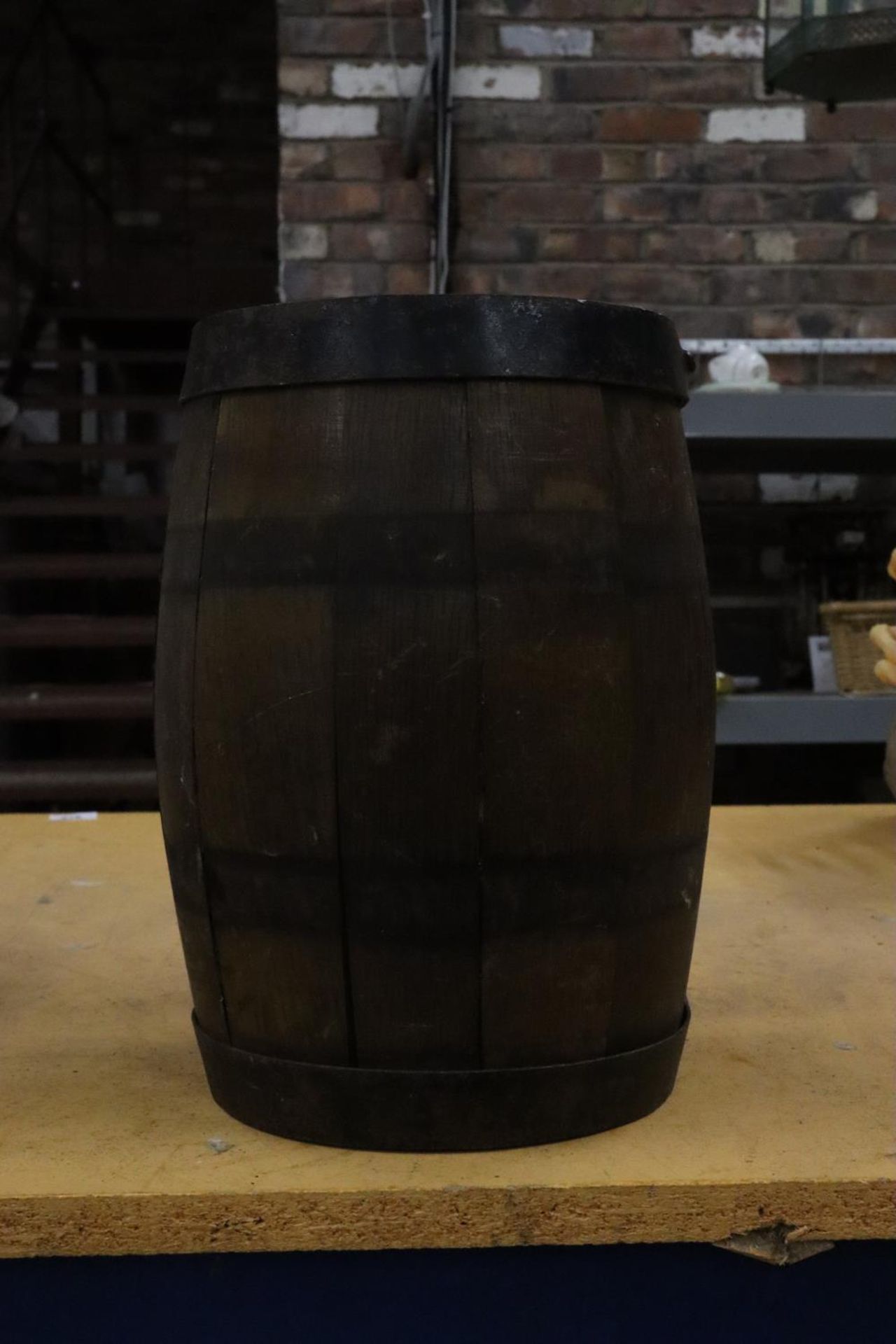 A BANDED OAK BARREL 'TANNERS' SPANISH MEDIUM SHERRY, HEIGHT 28CM - Image 3 of 4