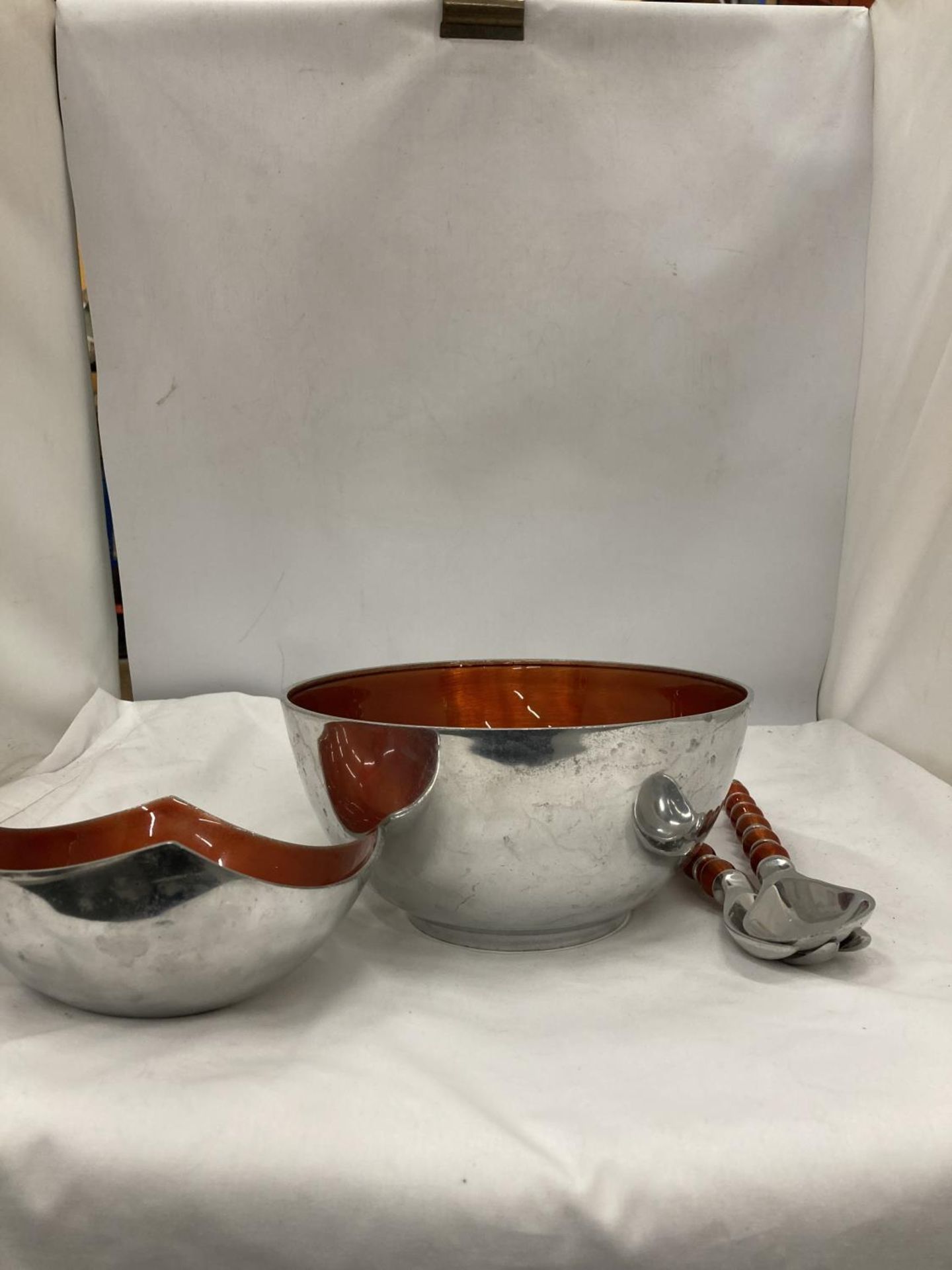 A QUALITY ENAMEL AND CHROME BOWL, DISH AND SERVERS - Image 2 of 4