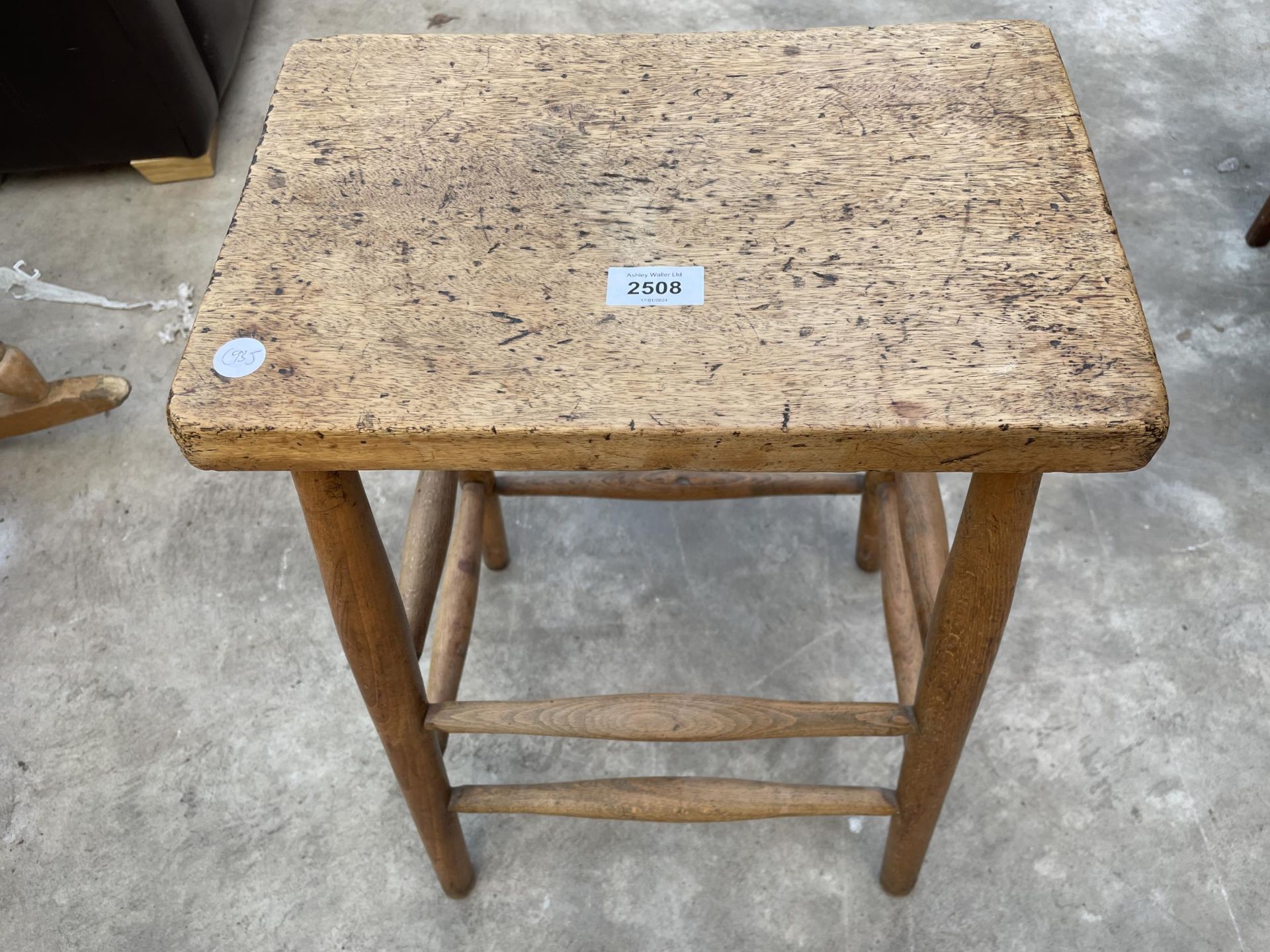 AN ELM AND BEECH STOOL ON TURNED LEGS - Image 2 of 3