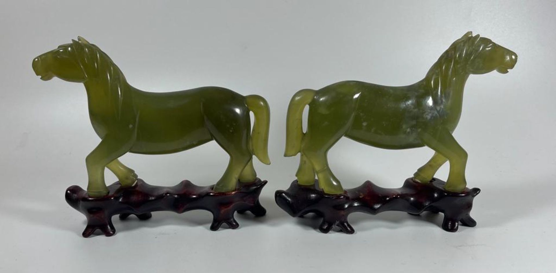 A PAIR OF JADE STYLE HARDSTONE HORSES ON CARVED WOODEN BASES, HEIGHT 12 CM - Image 4 of 6