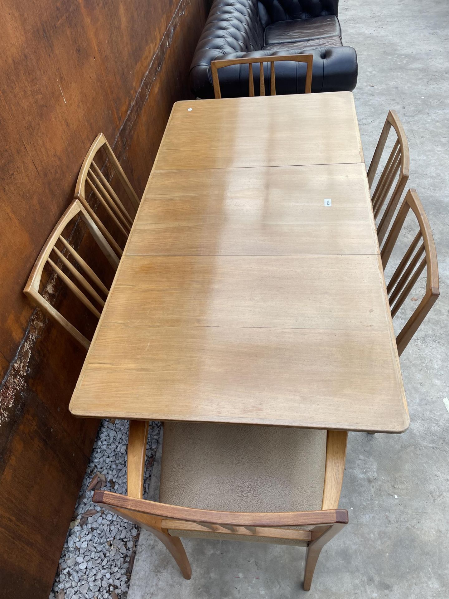 A GORDON RUSSELL RETRO TEAK EXTENDING DINING TABLE, 42 X 31" (LEAF 18") AND SIX DINING CHAIRS, TWO - Image 3 of 6