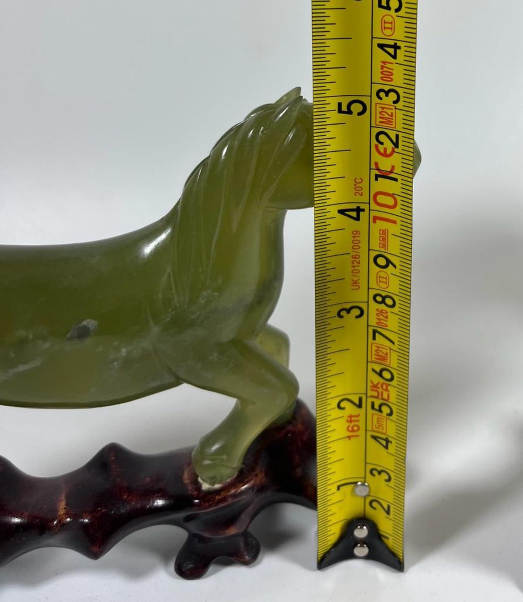 A PAIR OF JADE STYLE HARDSTONE HORSES ON CARVED WOODEN BASES, HEIGHT 12 CM - Image 6 of 6