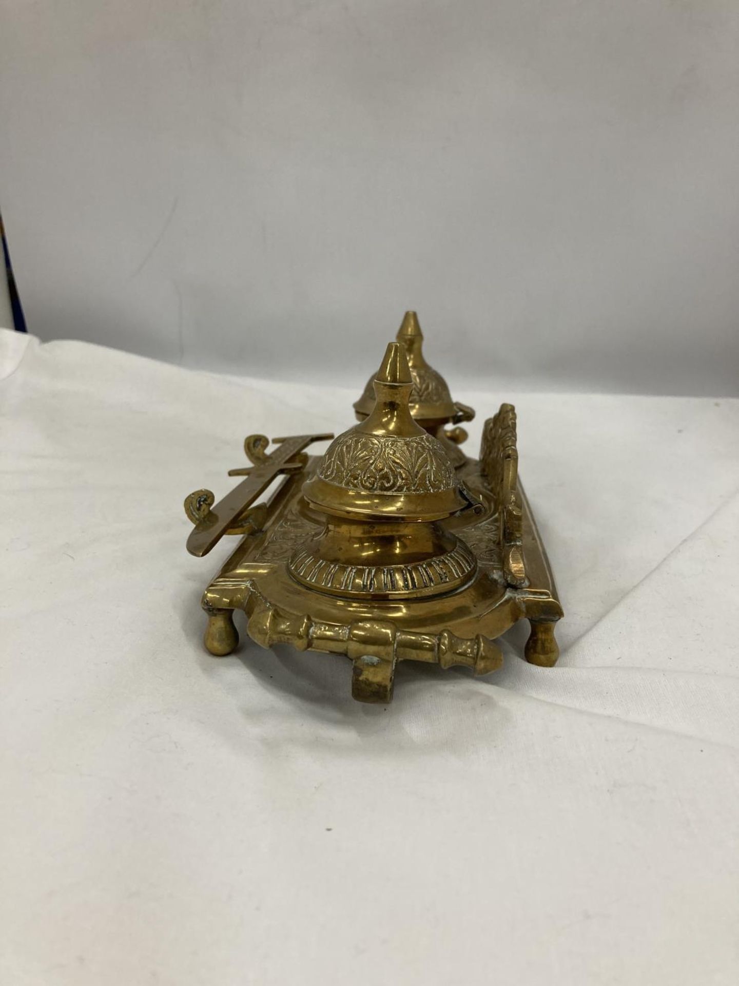 AN ORNATE VINTAGE BRASS INKWELL STAND - Image 4 of 5
