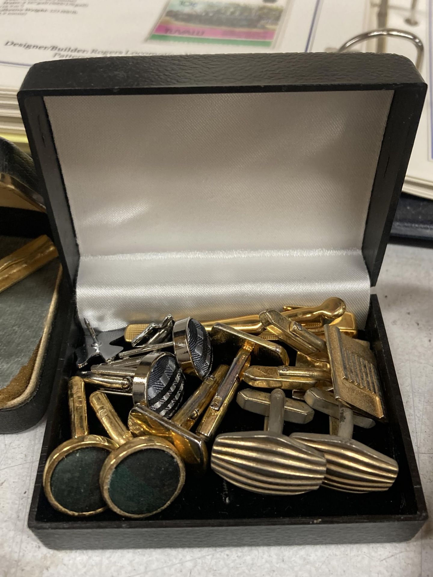 A QUANTITY OF CUFFLINKS, TIE PINS AND MILITARY BADGES - Image 4 of 5