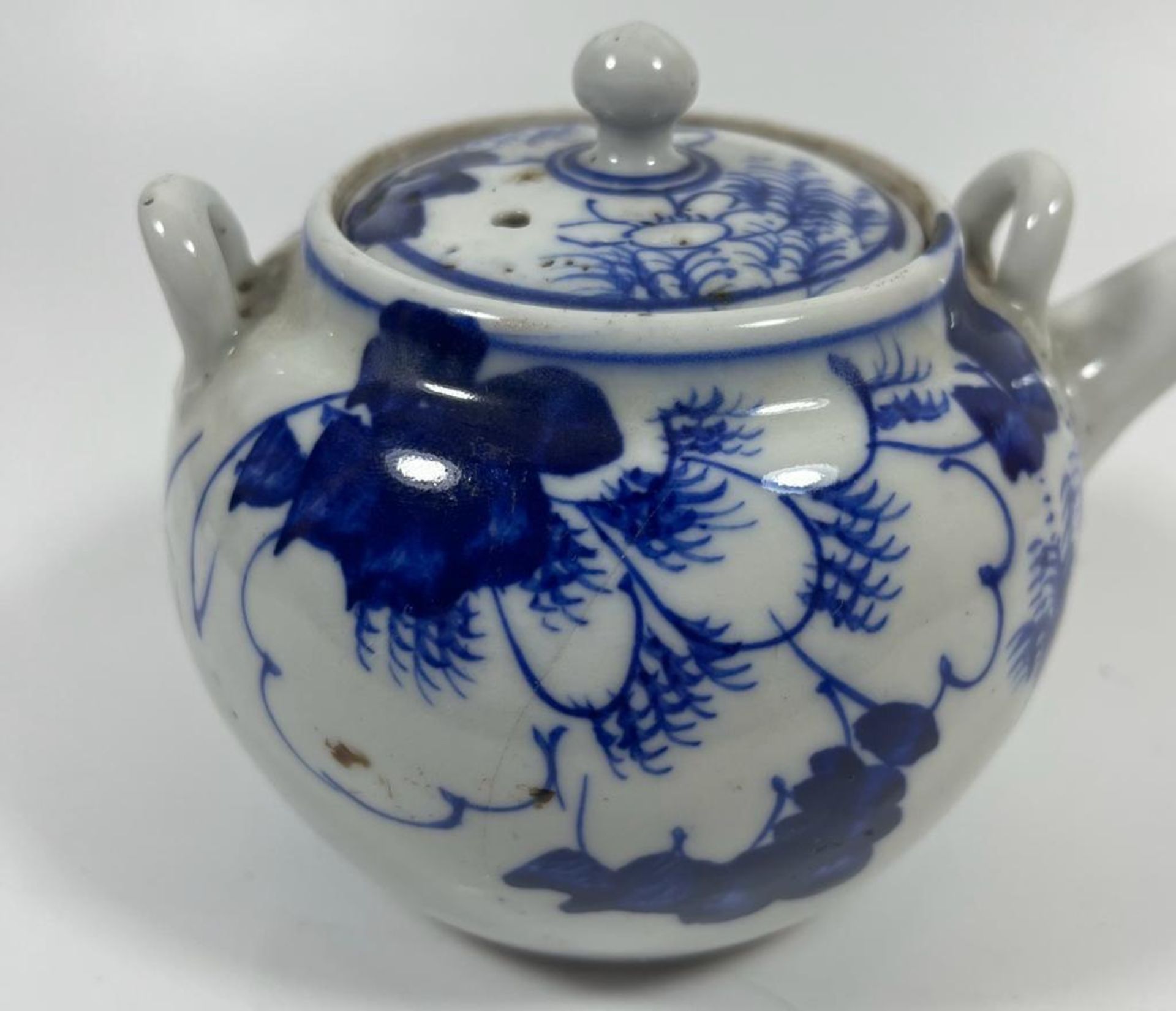 A VINTAGE JAPANESE BLUE AND WHITE SAKE / TEA POT, HEIGHT 10 CM - Image 2 of 9