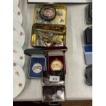 A MIXED LOT TO INCLUDE BADGES, BANBURY RUN SILVER AND GOLD AWARDS IN CASES, A MINIATURE MEDAL, ETC