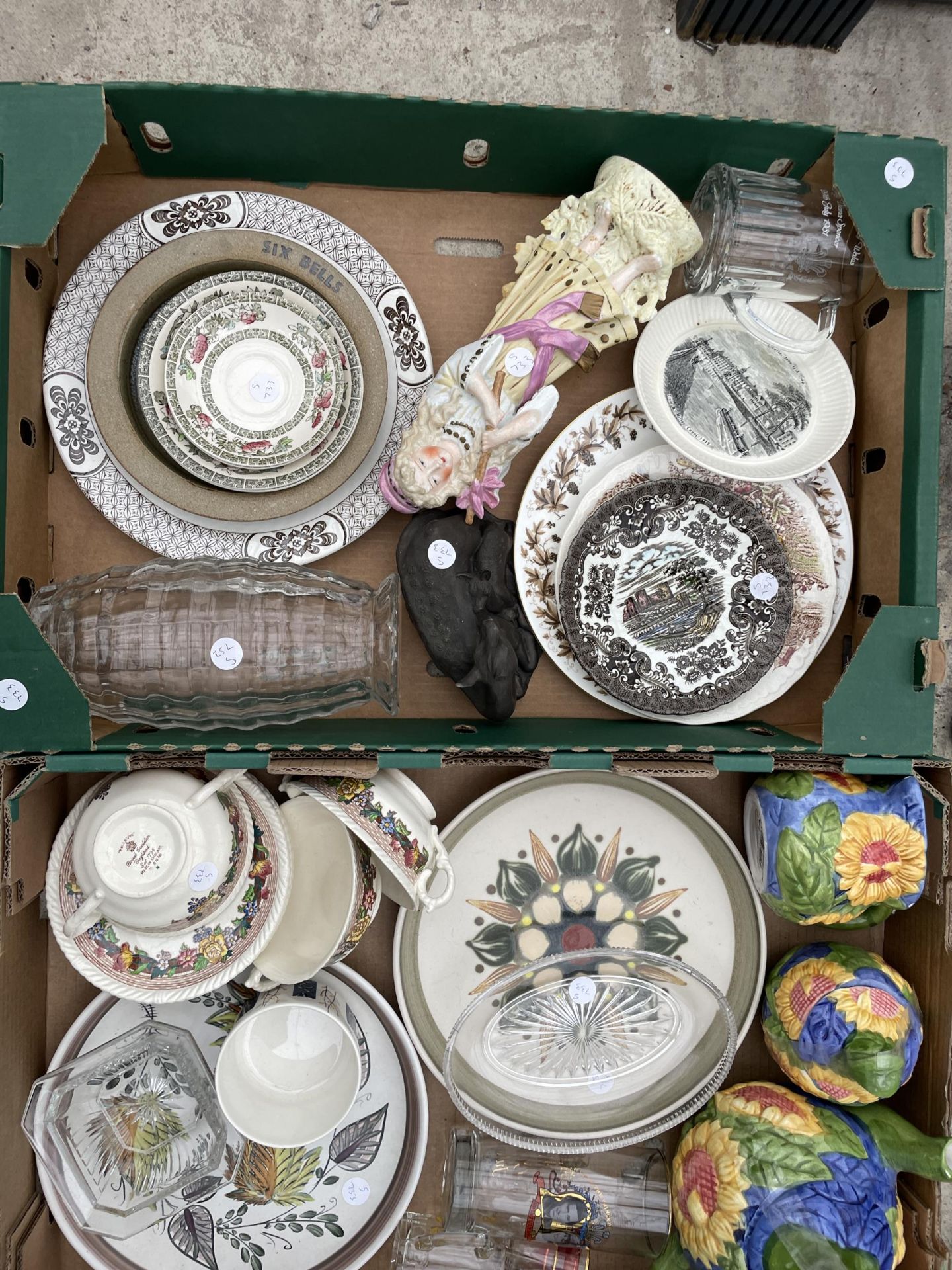 THREE BOXES OF CERAMICS AND GLASS VASES TO INCLUDE COLLECTORS PLATES, ETC - Bild 2 aus 3