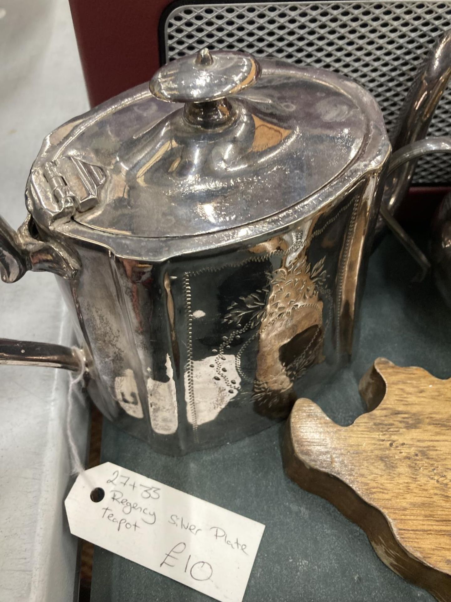 A MIXED LOT TO INCLUDE A VINTAGE RADIO, SILVER PLATE TEAPOT AND SUGAR BOWL, KODAK "BROWNIE" VECTA - Image 3 of 6