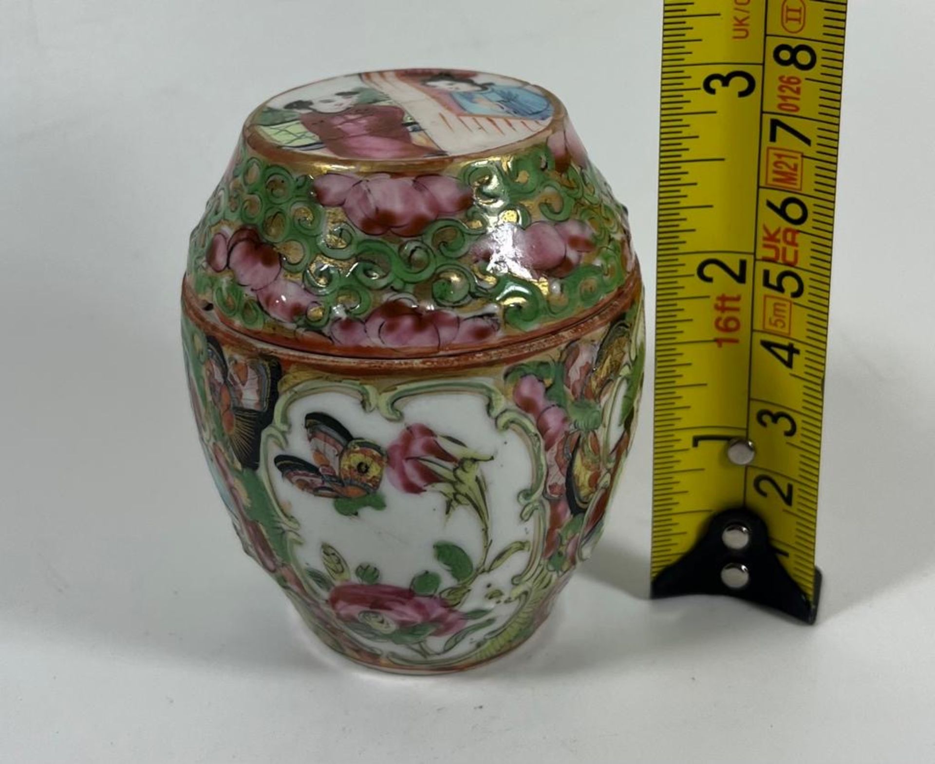 A 19TH CENTURY CHINESE CANTON FAMILLE ROSE MINIATURE LIDDED POT, LID A/F, HEIGHT 7.5 CM - Image 5 of 5