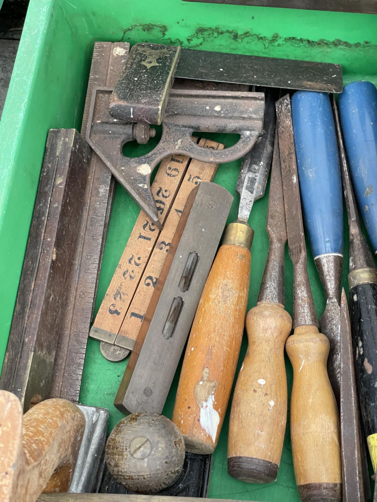 A LARGE ASSORTMENT OF VINTAGE HAND TOOLS TO INCLUDE CHISELS AND WOOD PLANES ETC - Image 3 of 6