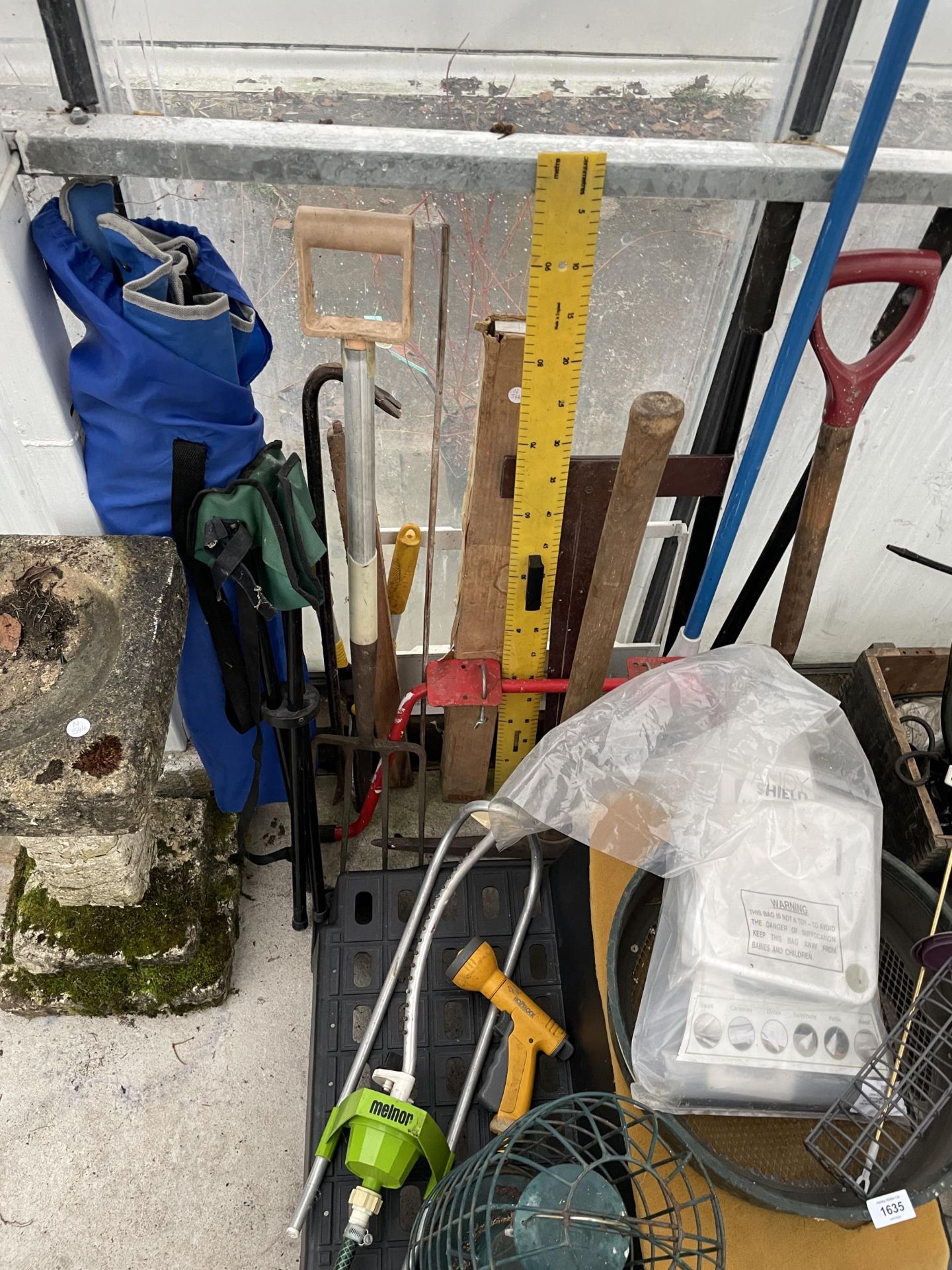A LARGE ASSORTMENT OF GARDEN ITEMS TO INCLUDE A HOSE REEL, SPADE AND FORK ETC - Image 2 of 4