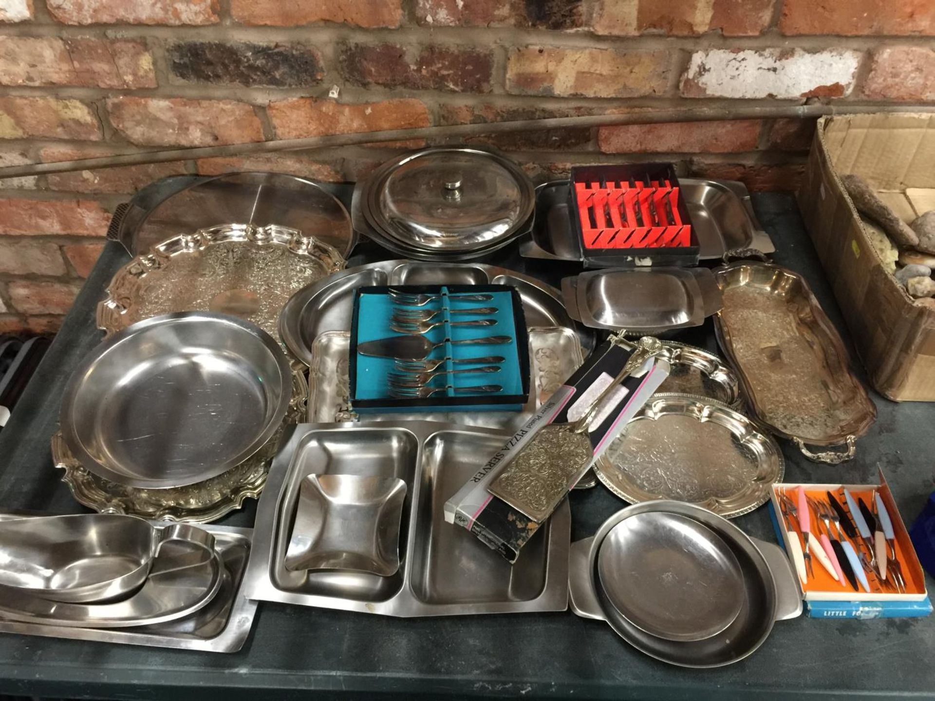 A LARGE QUANTITY OF STAINLESS STEEL WARE TO INCLUDE LIDDED DISHES, TRAYS ETC