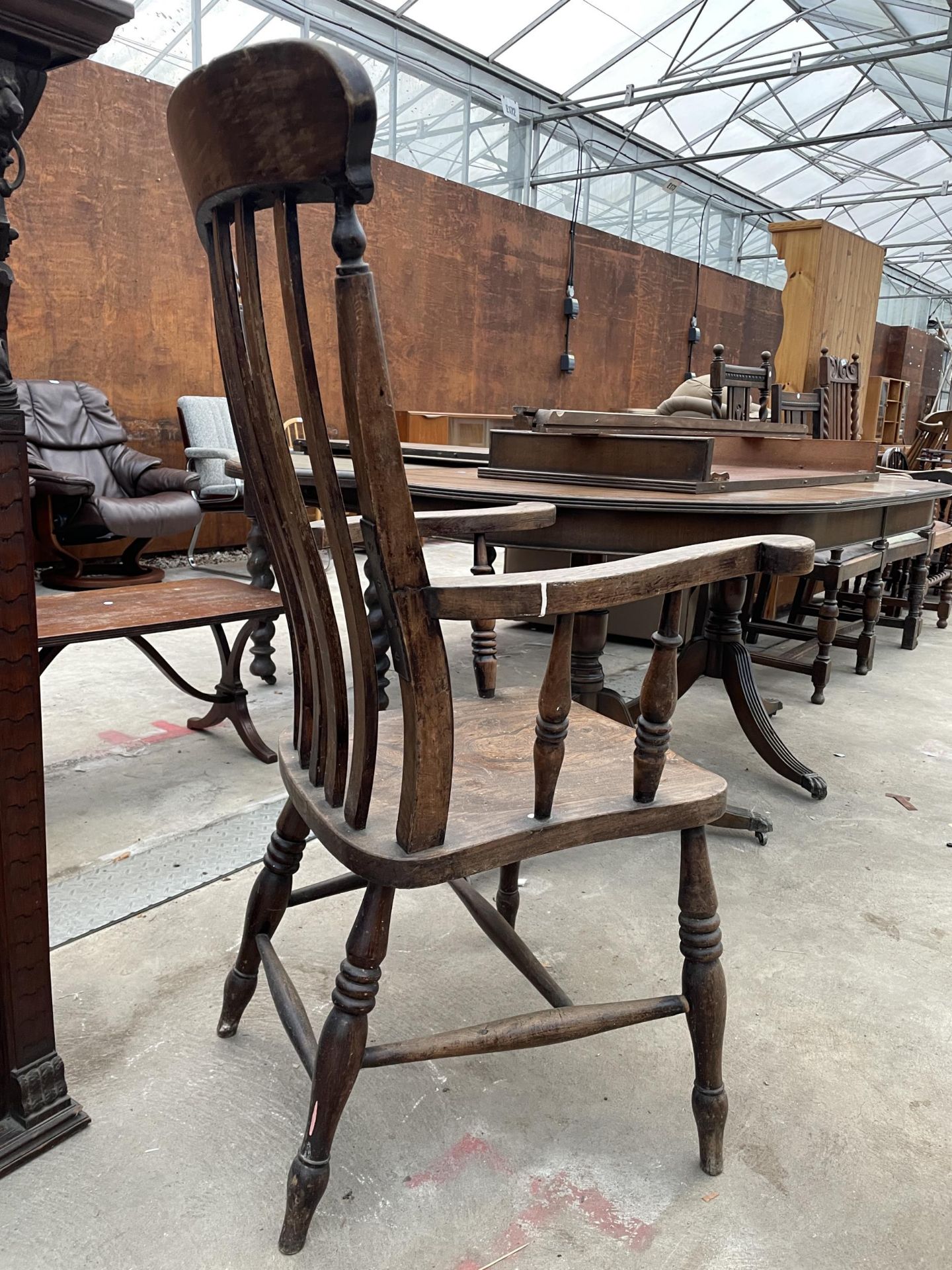 A VICTORIAN ELM AND BEECH LATH BACK FARMHOUSE CHAIR - Image 2 of 5