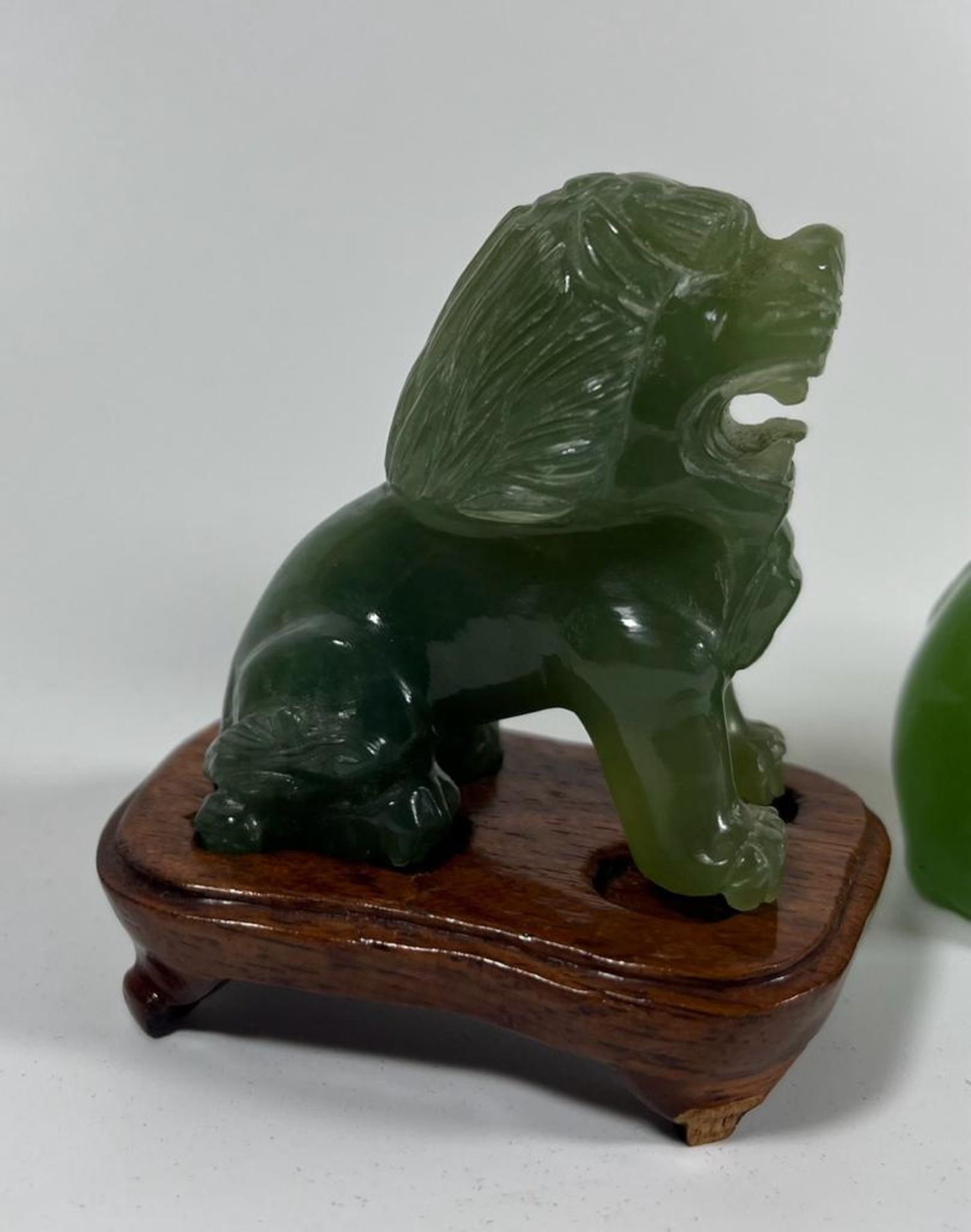 THREE JADE STYLE HARDSTONE ITEMS - PAIR OF CARVED FOO DOGS, ONE ON WOODEN BASE AND A CAT, HEIGHT 7 - Image 2 of 5