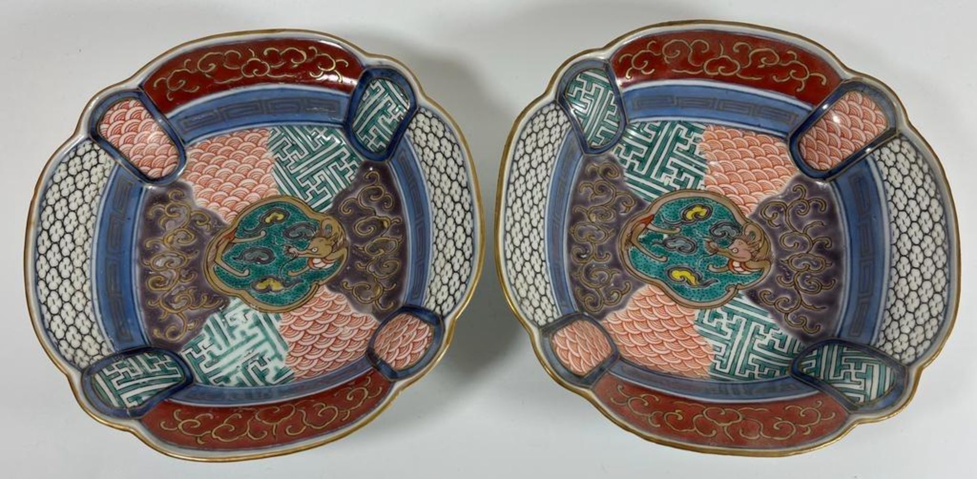 A PAIR OF JAPANESE EDO PERIOD 19TH CENTURY ARITA IMARI PATCHWORK DESIGN BOWLS, DIAMETER 16CM