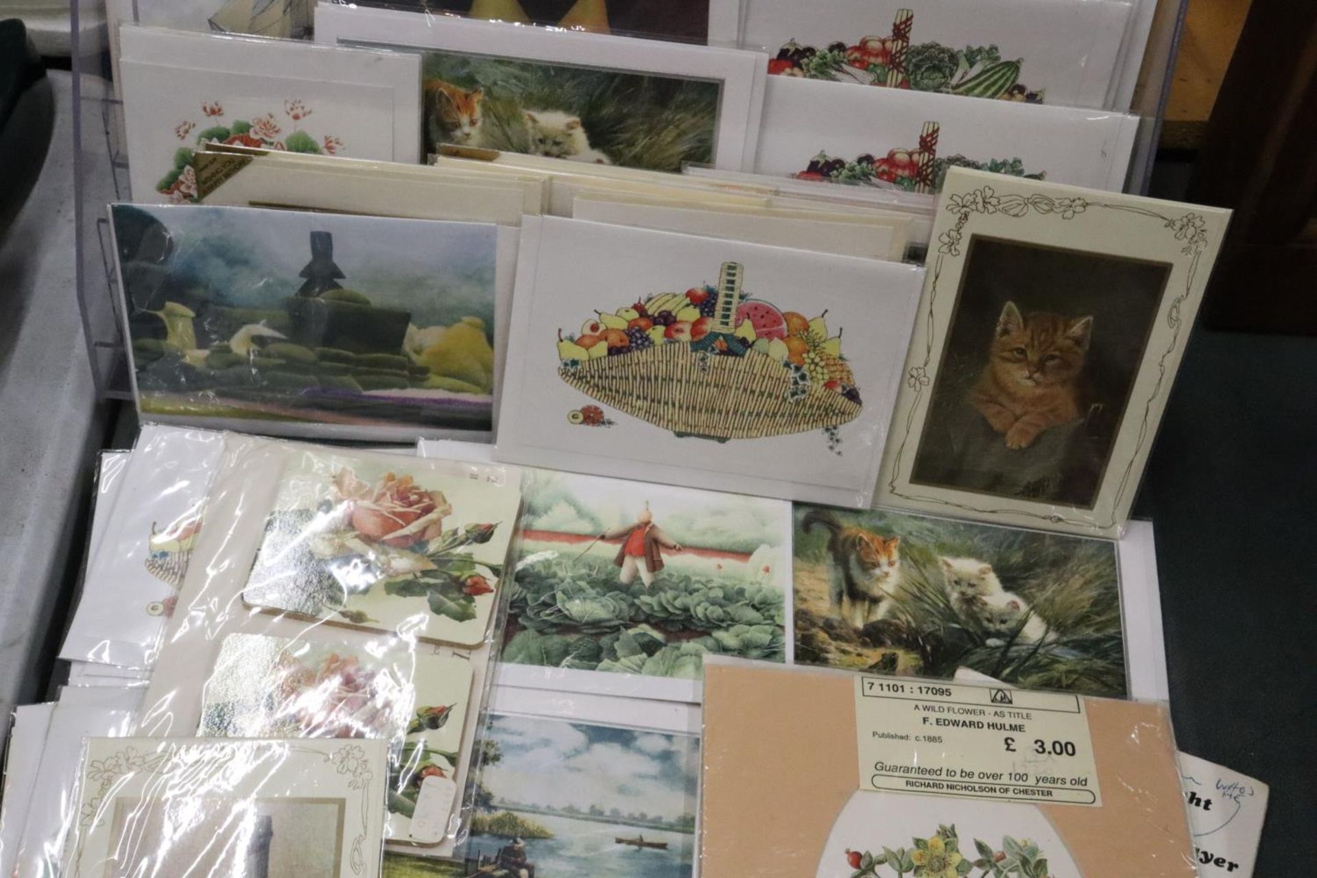 A QUANTITY OF ASSORTED GREETING CARDS WITH A DISPLAY STAND - Bild 3 aus 4