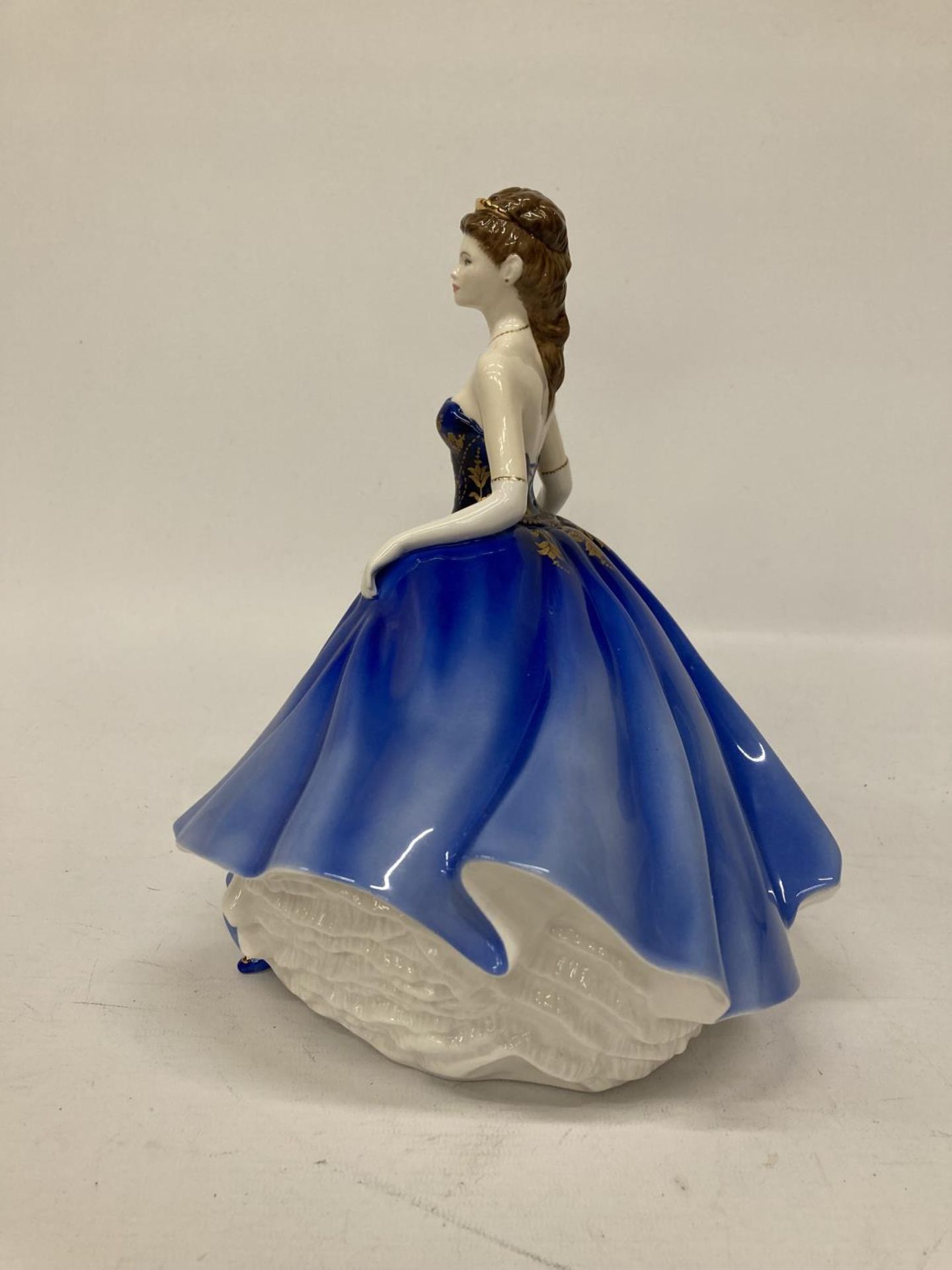 A ROYAL DOULTON FIGURINE FROM THE CLASSICS COLLECTION "ABIGAIL" LADY OF THE YEAR 2006 HN4824 - Image 4 of 5