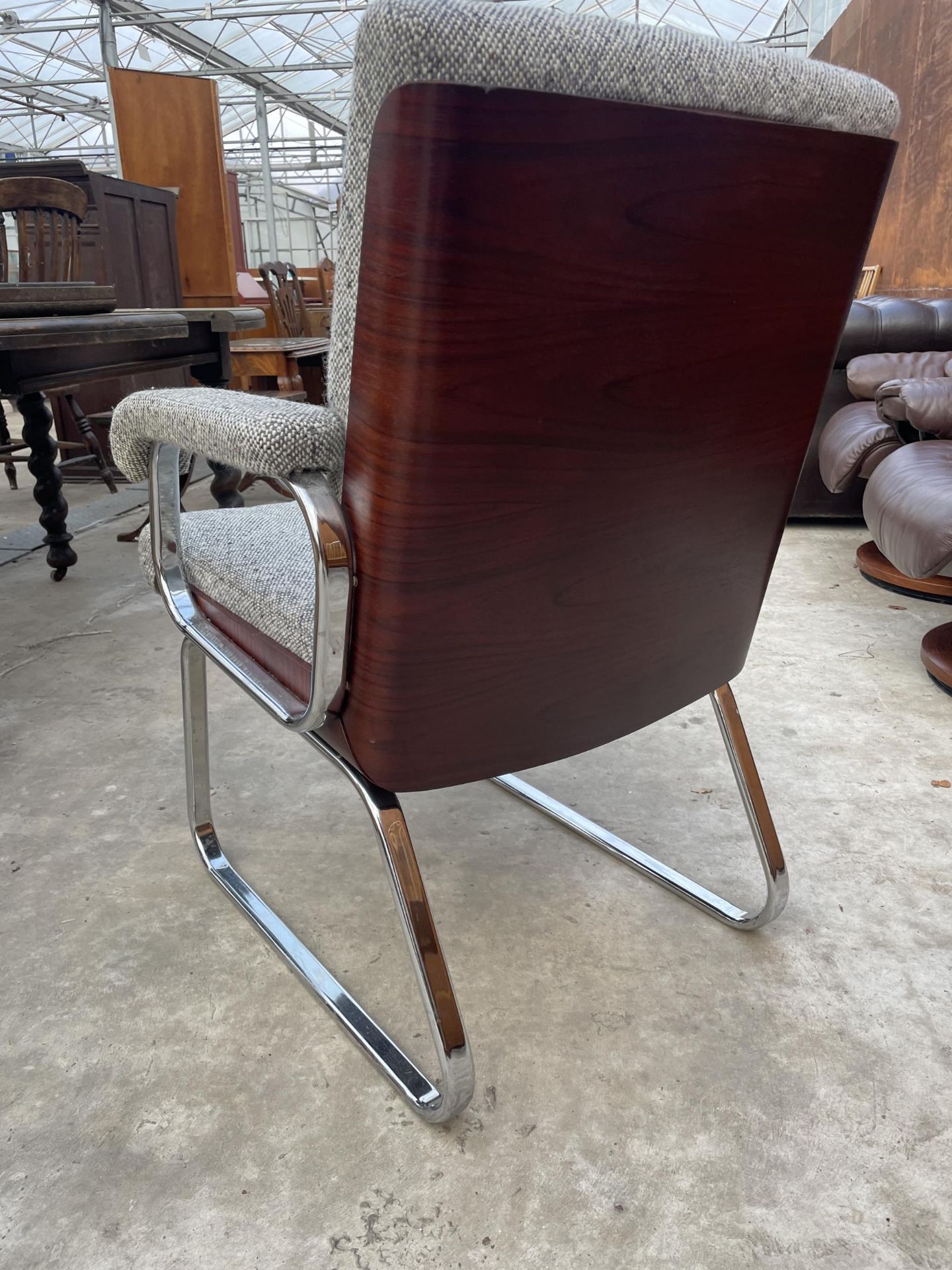 A GORDON RUSSELL STYLE ELBOW CHAIR ON POLISHED CHROME FRAME - Image 3 of 5