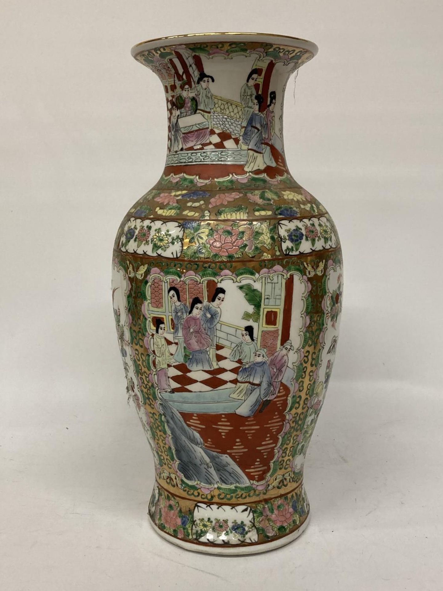 A LARGE CHINESE FAMILLE ROSE VASE - Image 2 of 4