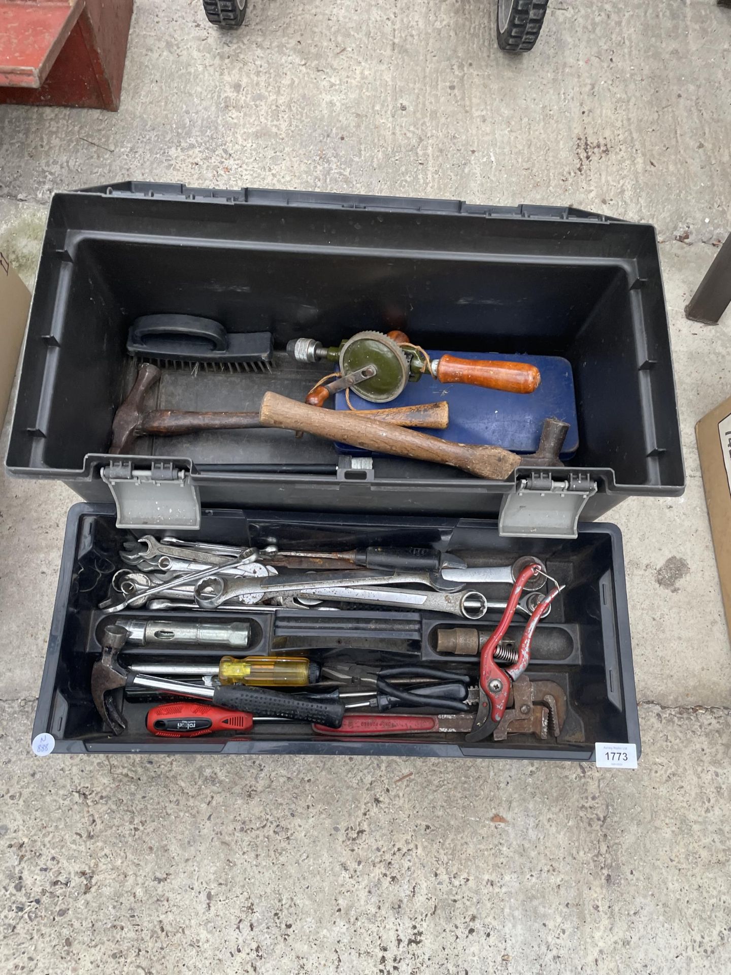 A TOOLBOX AND CONTENTS TO INCLUDE HAMMERS, SPANNERS, ETC