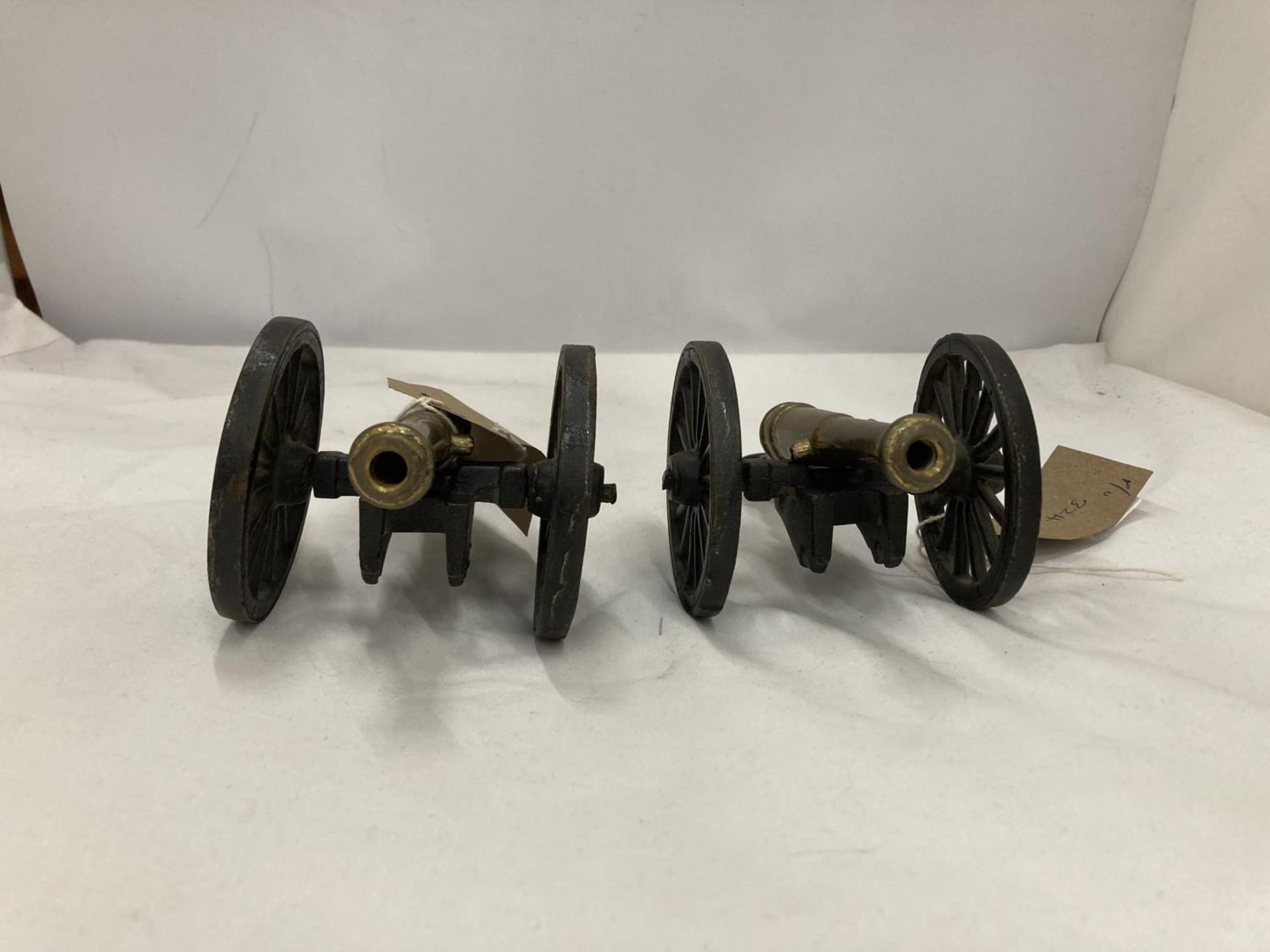 A PAIR OF NON FIRING MODEL NAPOLEONIC WAR CANNONS, 12.5CM BARRELS, LENGTH 19CM - Bild 2 aus 3