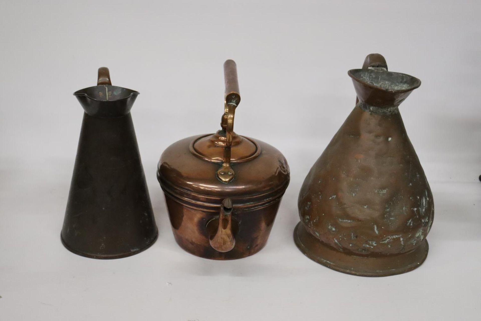 THREE VINTAGE COPPER ITEMS TO INCLUDE A GALLON JUG, SMALLER JUG AND A COPPER KETTLE - Image 4 of 5