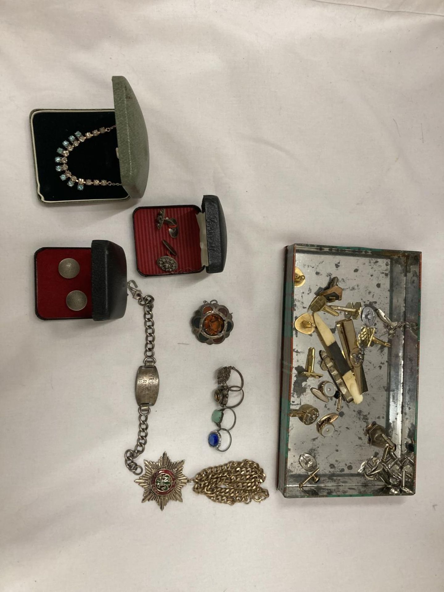 A QUANTITY OF VINTAGE COSTUME JEWELLERY TO INCLUDE A BROOCH, RINGS, CUFFLINKS, NECKLACE, ETC - Image 2 of 5