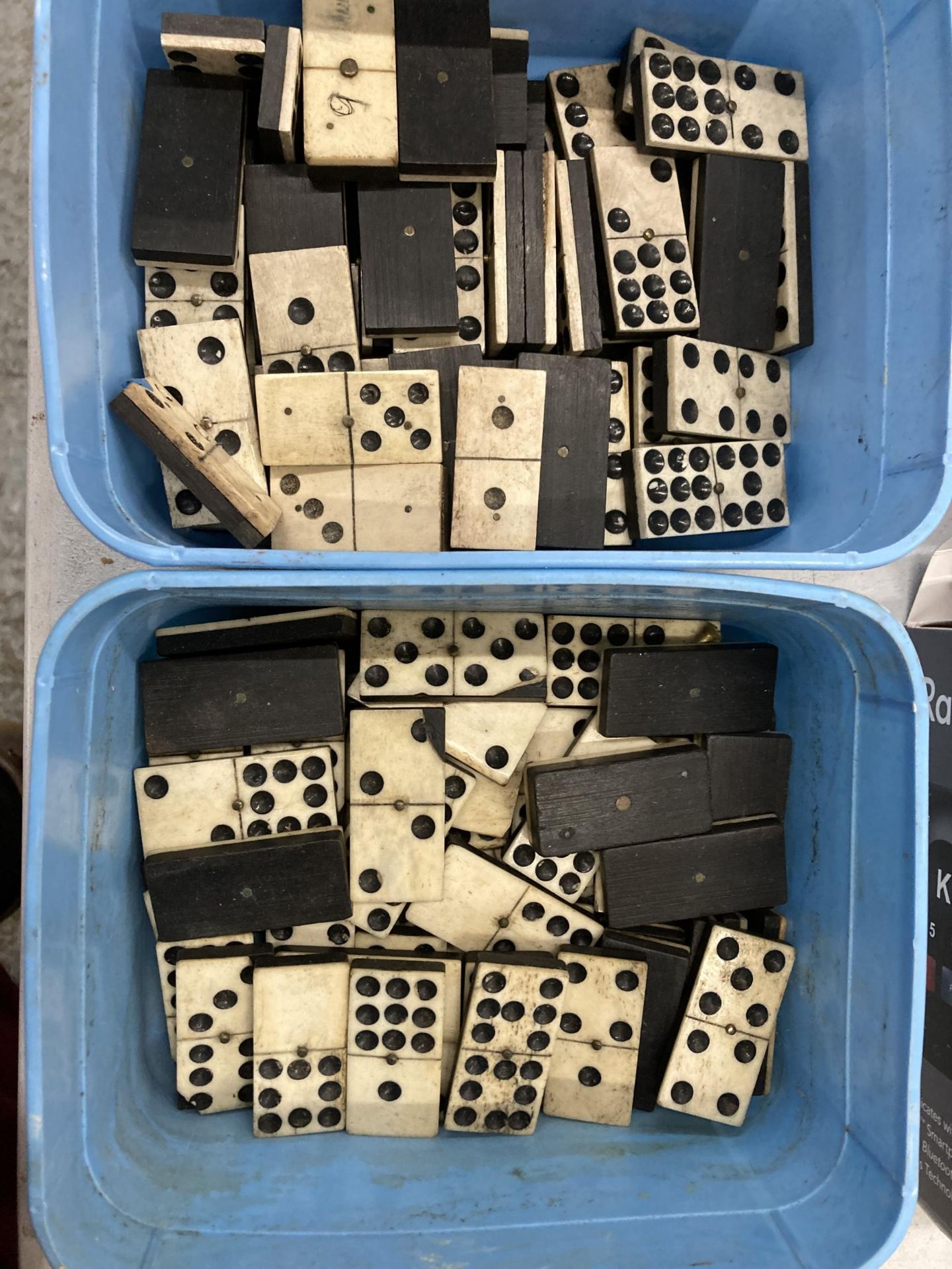 A QUANTITY OF DOMINOES AND DRAUGHTS - Image 2 of 3