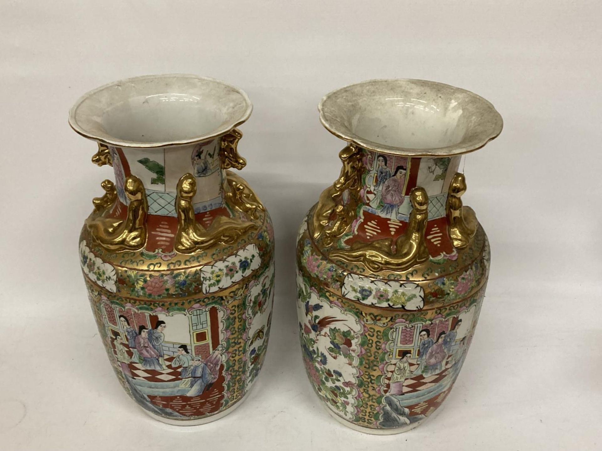 A LARGE PAIR OF CHINESE FAJMILLE ROSE VASES WITH LIZARD MOULDED NECK AND LION HANDLES - Image 6 of 7