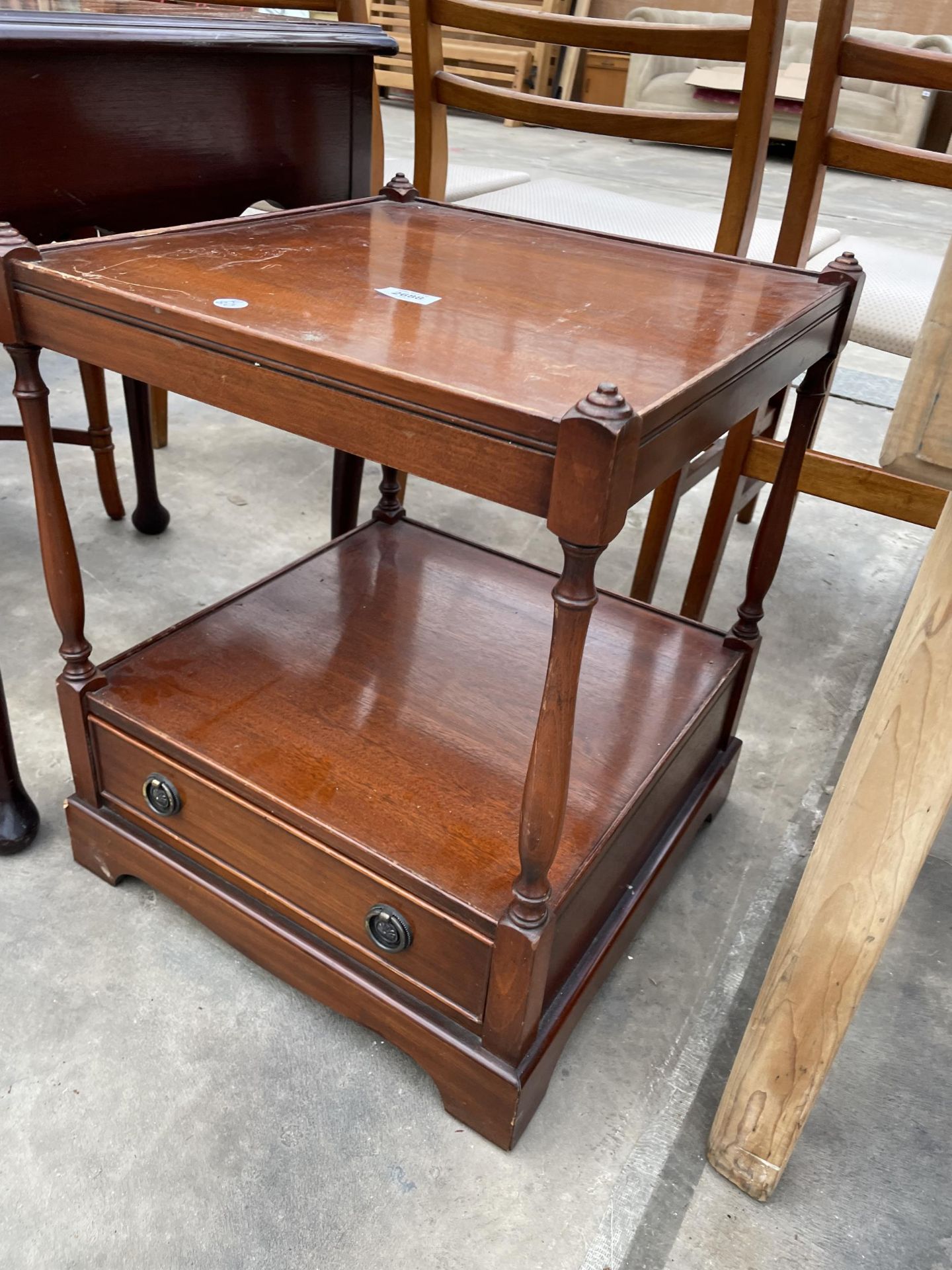 A TWO TIER MAHOGANY LAMP TABLE WITH DRAWER, SIMILAR TABLE AND SMALL OCCASIONAL TABLE ON TURNED LEGS - Bild 2 aus 4