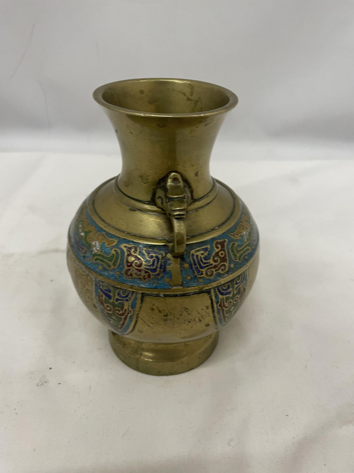 A VINTAGE BRASS VASE WITH ENAMELLED DETAIL, HEIGHT 17CM - Image 2 of 3