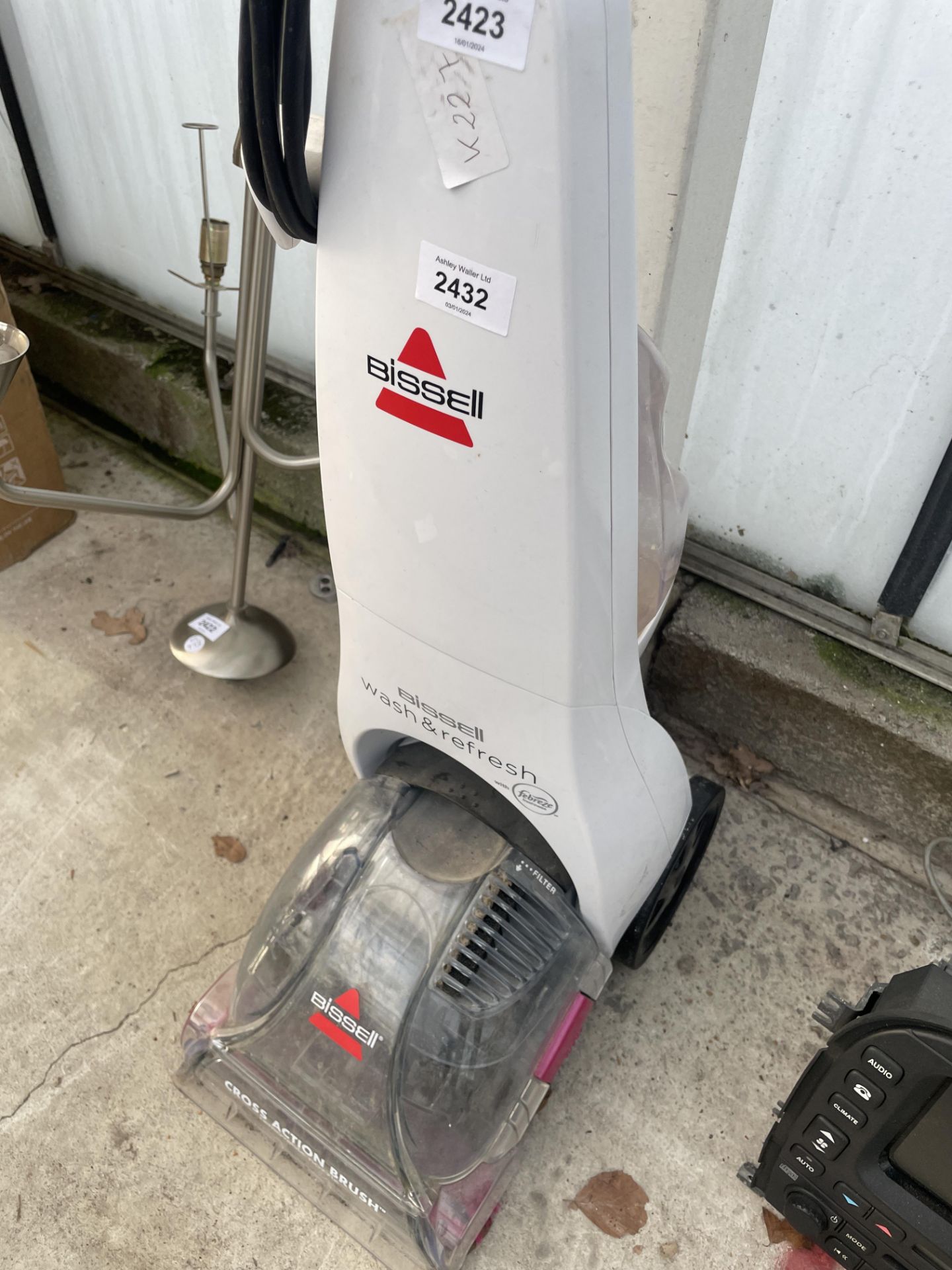 A BISSELL CARPET CLEANER - Bild 2 aus 2