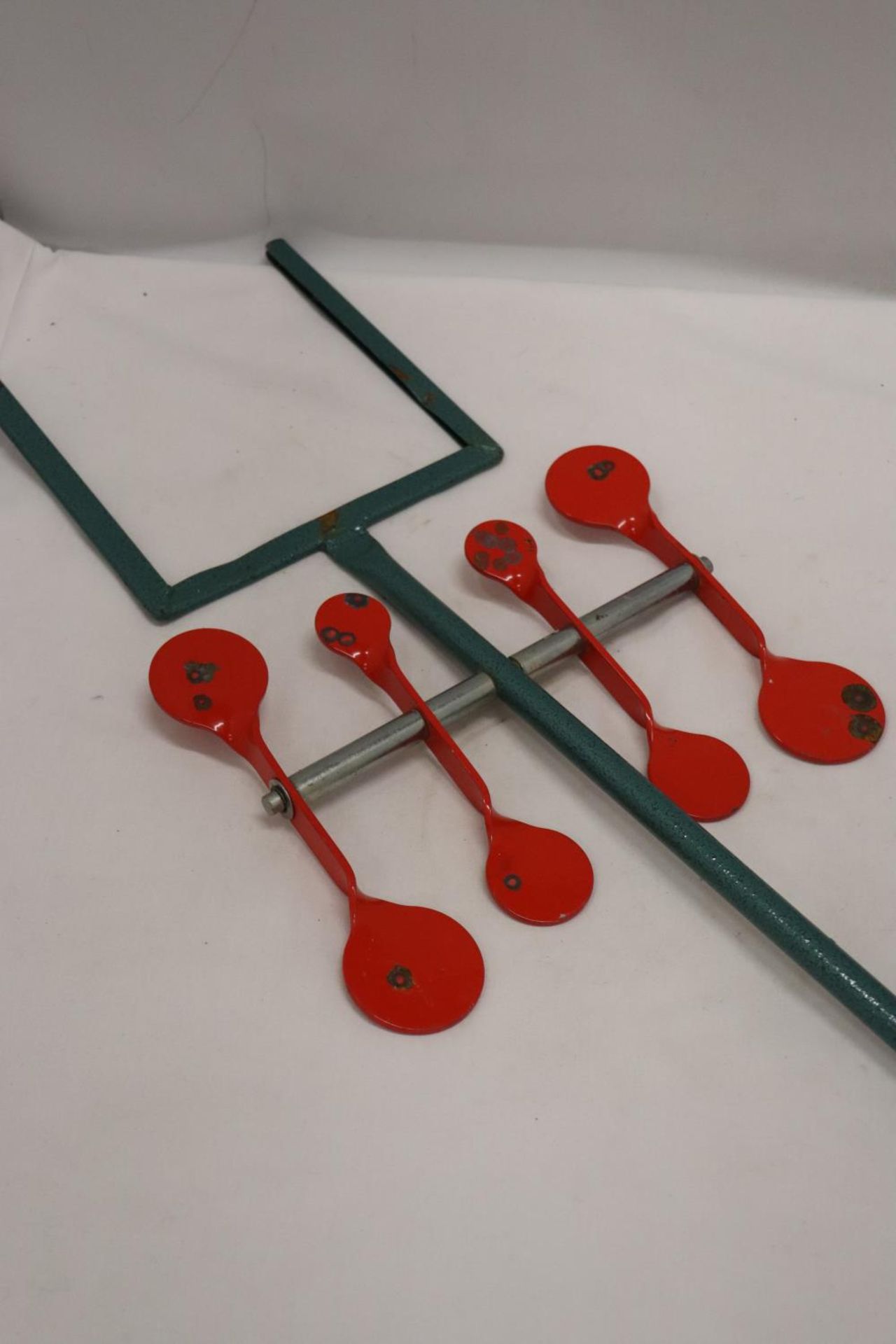 A METAL SPINNING TARGET FOR RIFLE PRACTICE - Image 2 of 6