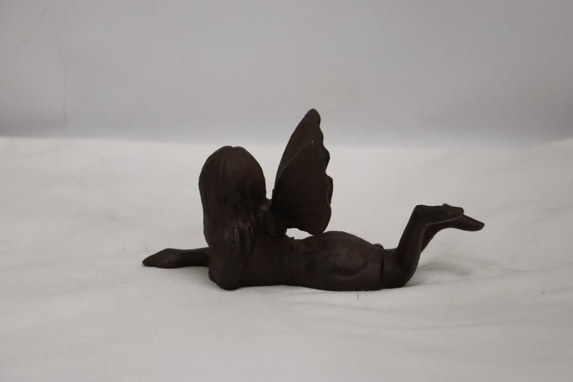 A CAST MODEL OF AN ANGEL, HEIGHT 9CM, LENGTH 21CM - Image 5 of 6