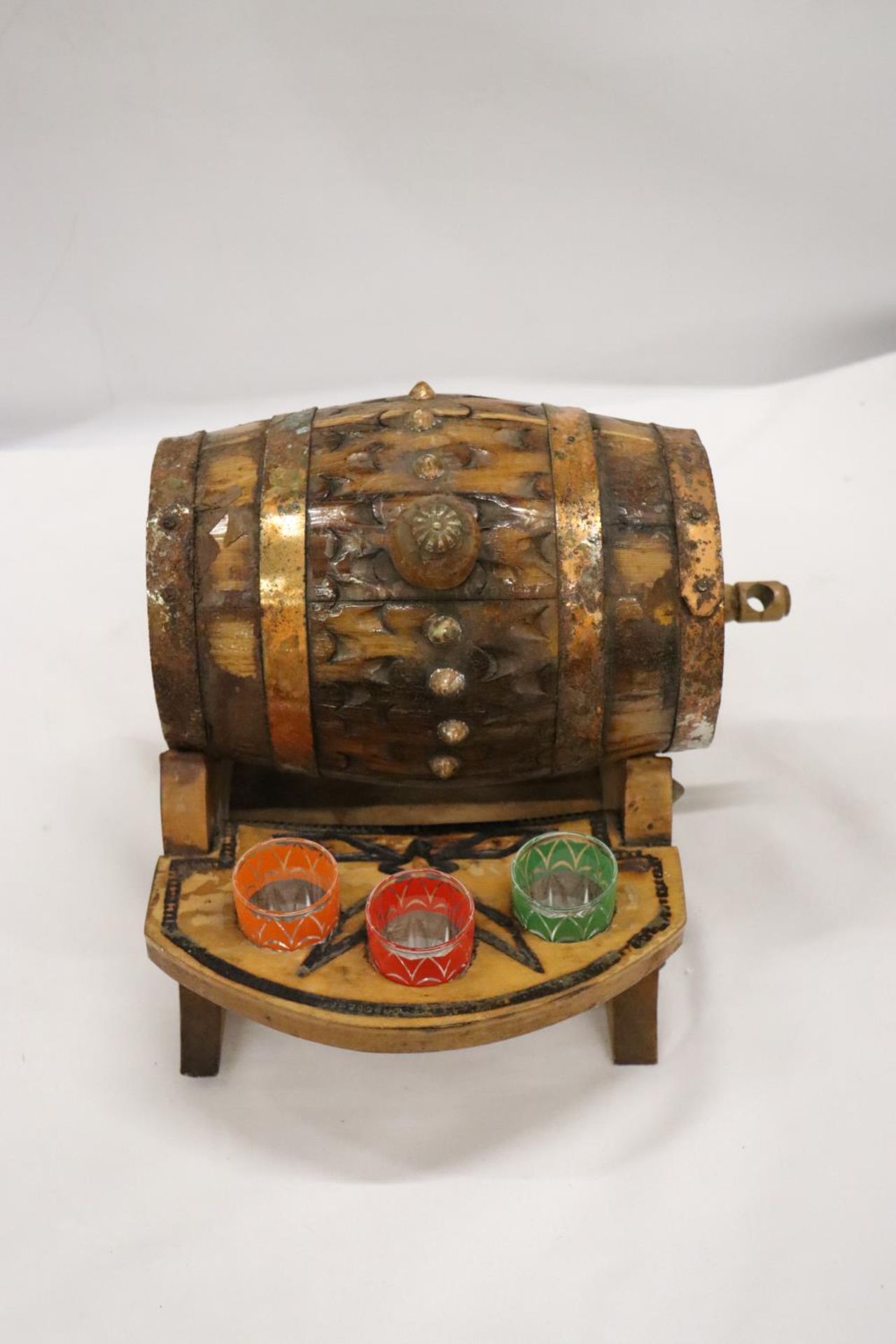 A SMALL VINTAGE BARREL WITH SIX GLASSES - 1 A/F - Image 3 of 5