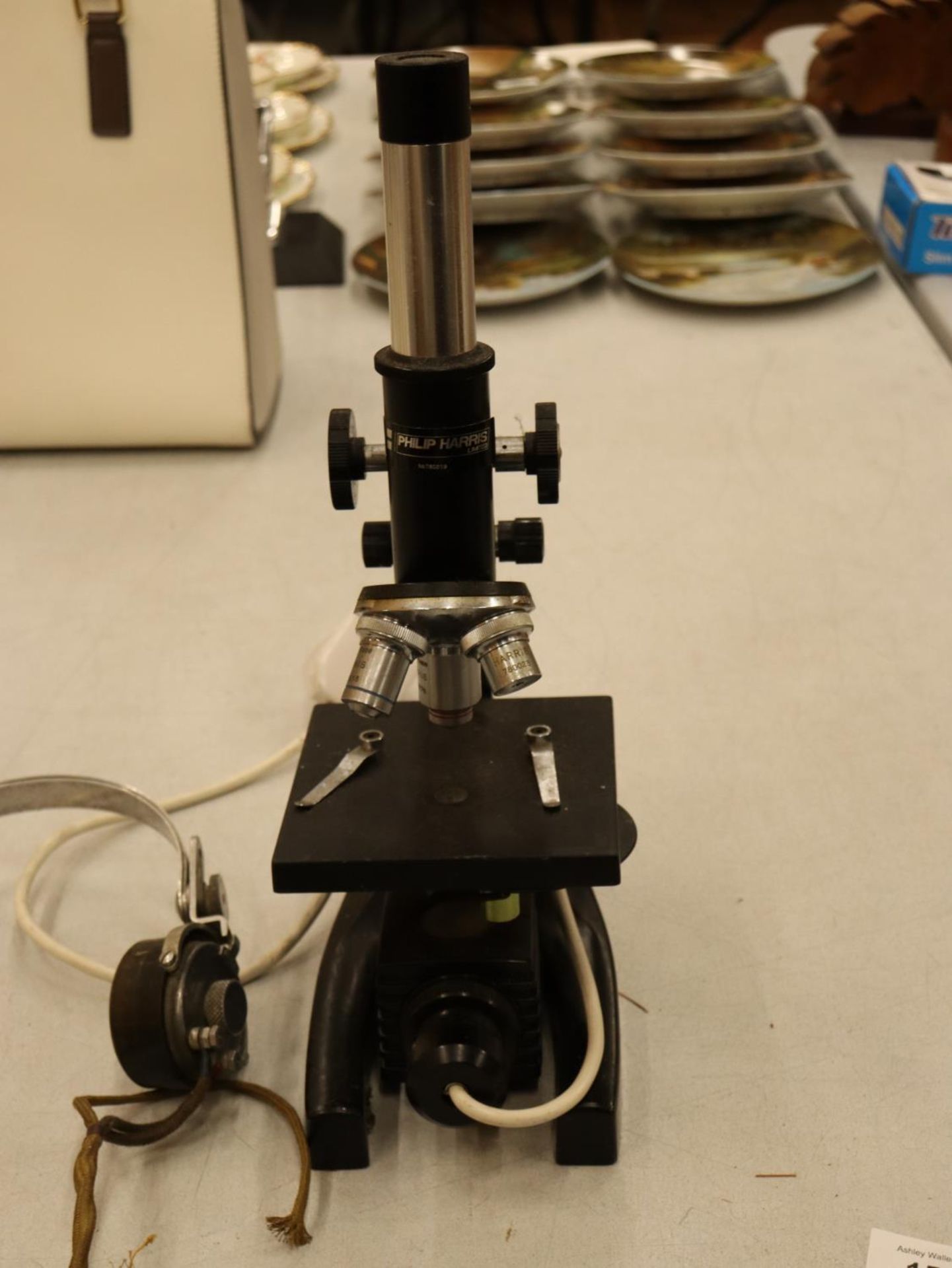 A PHILIP HARRIS VINTAGE MICROSCOPE AND HEADPHONES - Image 2 of 5