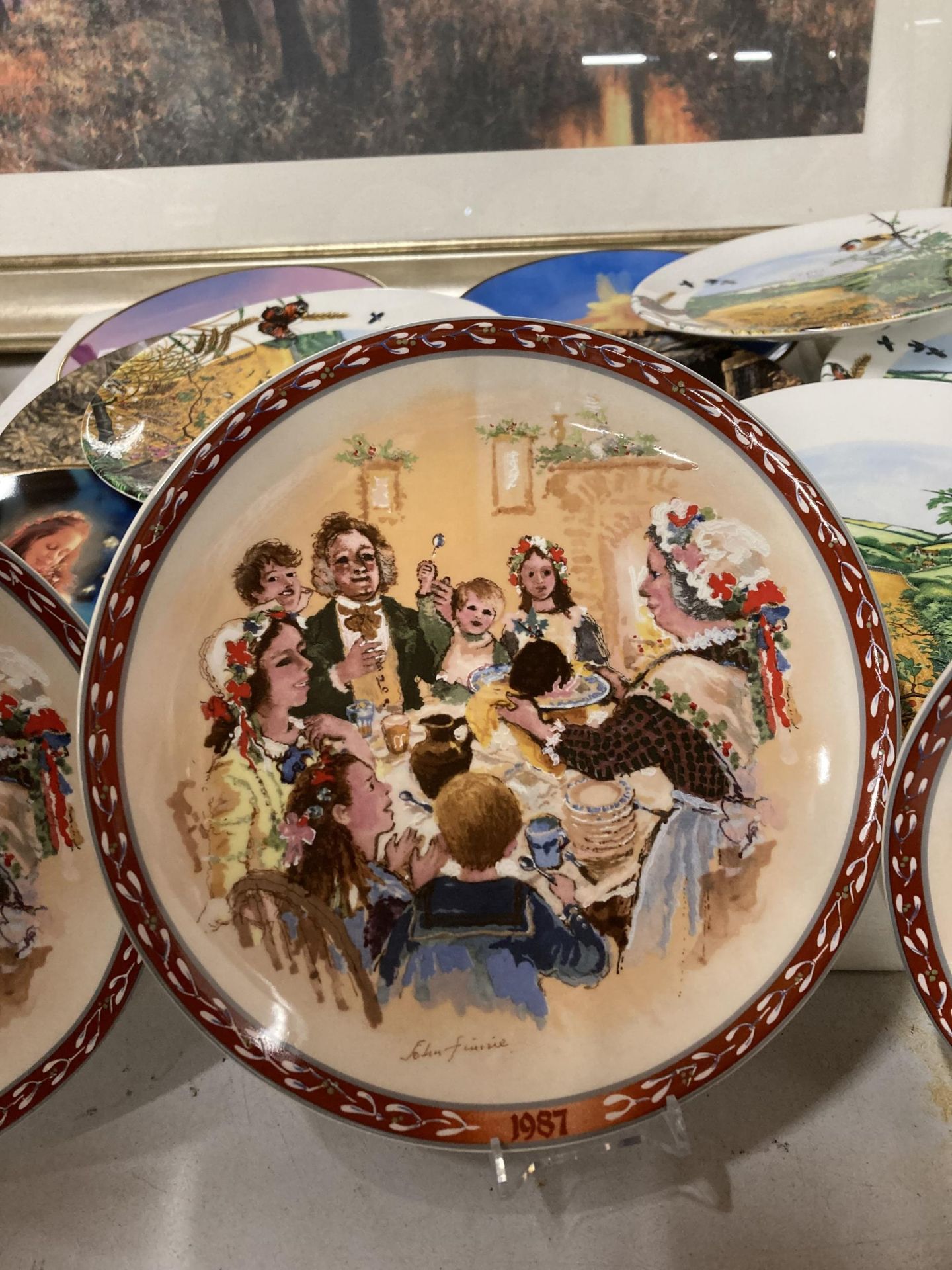 A LARGE QUANTITY OF COLLECTOR'S PLATES TO INCLUDE WEDGTWOOD CHRISTMAS PLATES, DANBURY MINT THE FAIRY - Image 2 of 3