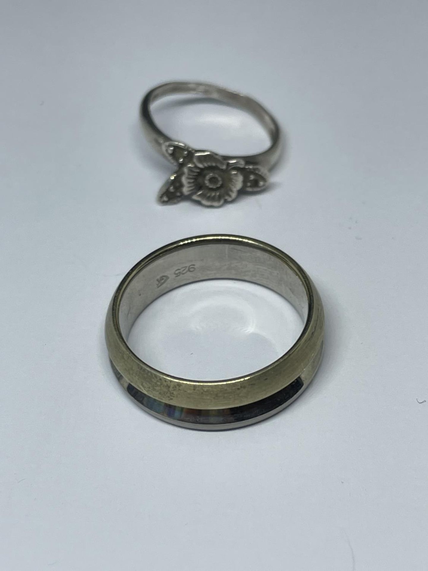 FOUR ASSORTED SILVER RINGS - Bild 2 aus 3