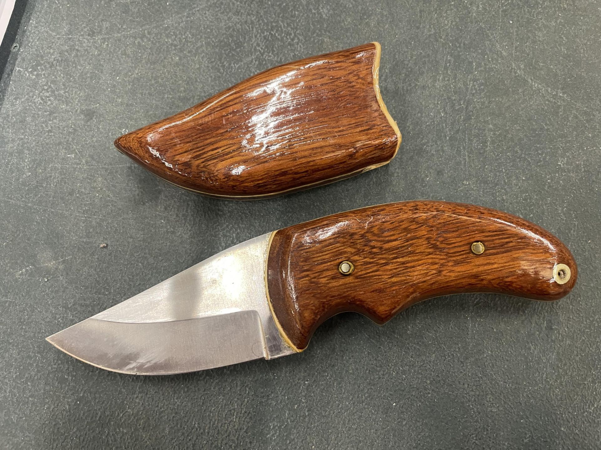 A HUNTING KNIFE WITH SHEATH - Image 2 of 2
