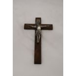 A WOODEN CRUCIFIX WITH A WHITE METAL CHRIST, 25CM