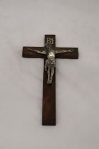 A WOODEN CRUCIFIX WITH A WHITE METAL CHRIST, 25CM