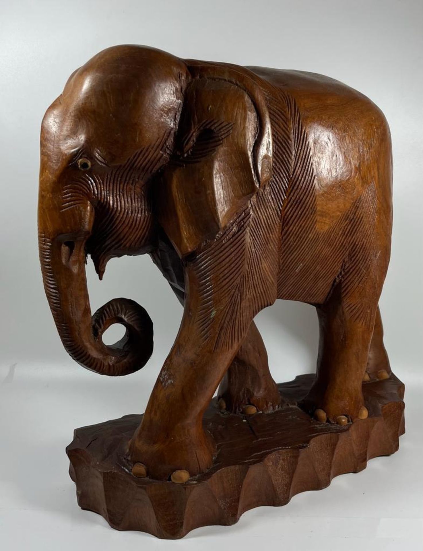 A LARGE AND HEAVY VINTAGE CARVED SOLID TEAK ELEPHANT MODEL, LIKELY CARVED FROM ONE PIECE OF TEAK - Image 3 of 10