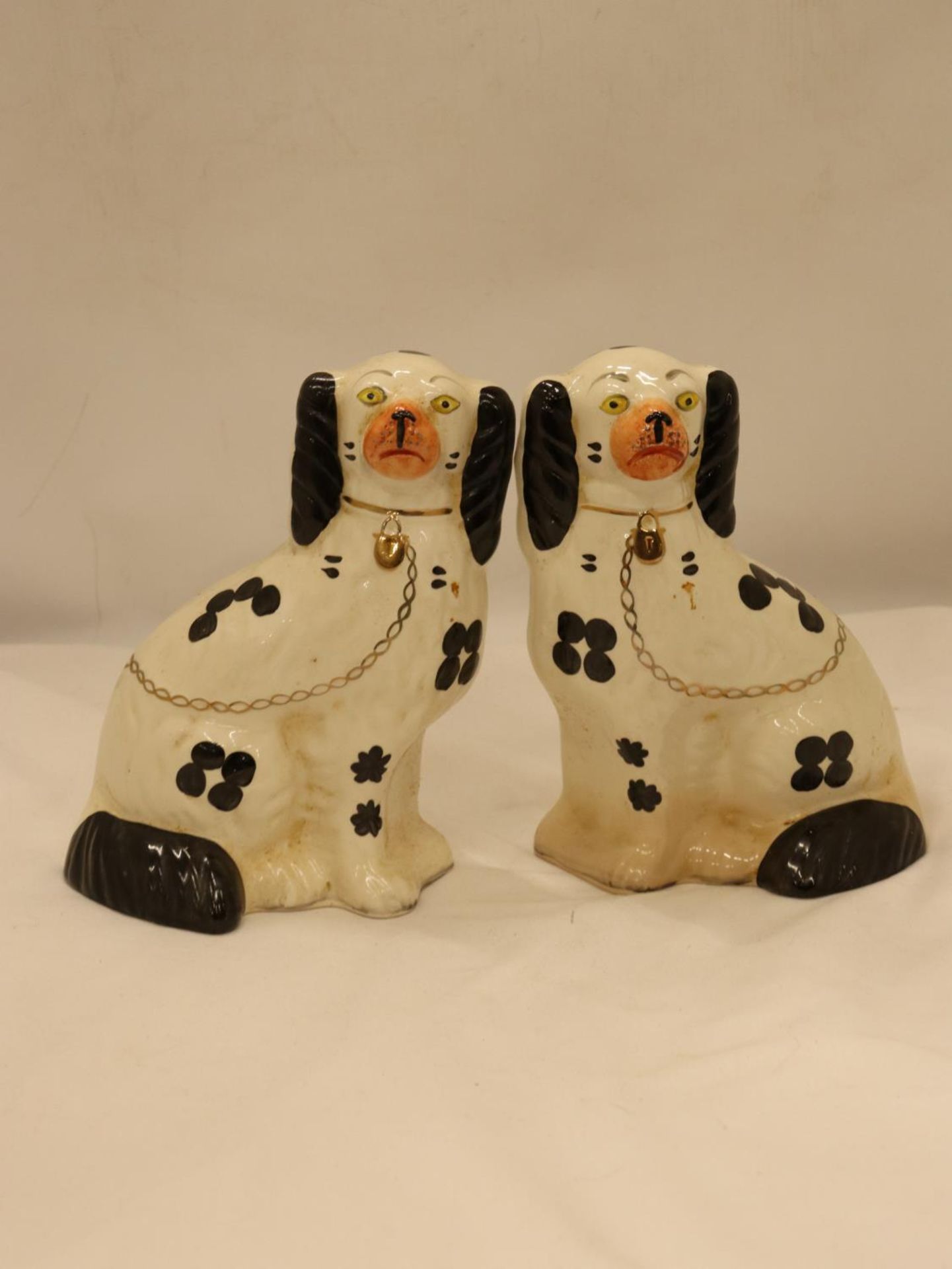 A PAIR OF ARTHUR WOOD STAFFORDSHIRE SPANIELS, HEIGHT 20CM - Image 2 of 4