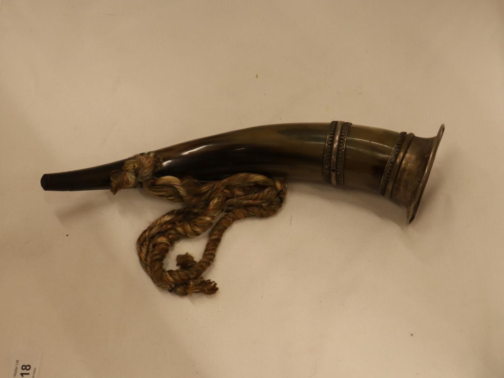 AN ANIMAL HORN WITH WHITE METAL PLAQUE AND DECORATION - Image 3 of 4