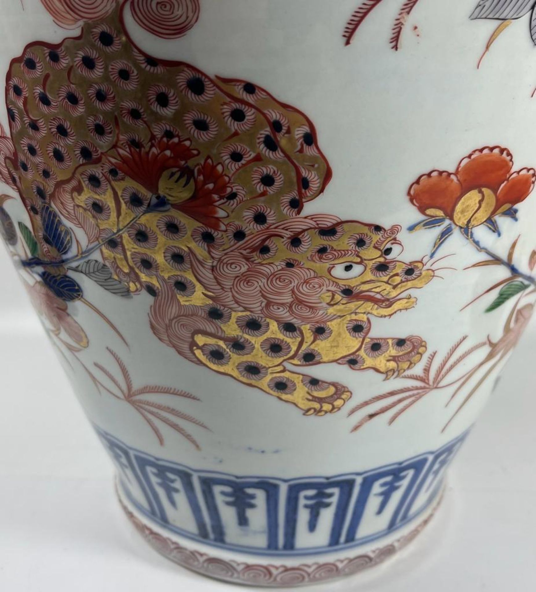 A JAPANESE 19TH CENTURY EDO PERIOD IMARI POTTERY VASE DEPICTING QILIN MYTHICAL BEASTS, HEIGHT 35CM - Image 4 of 6