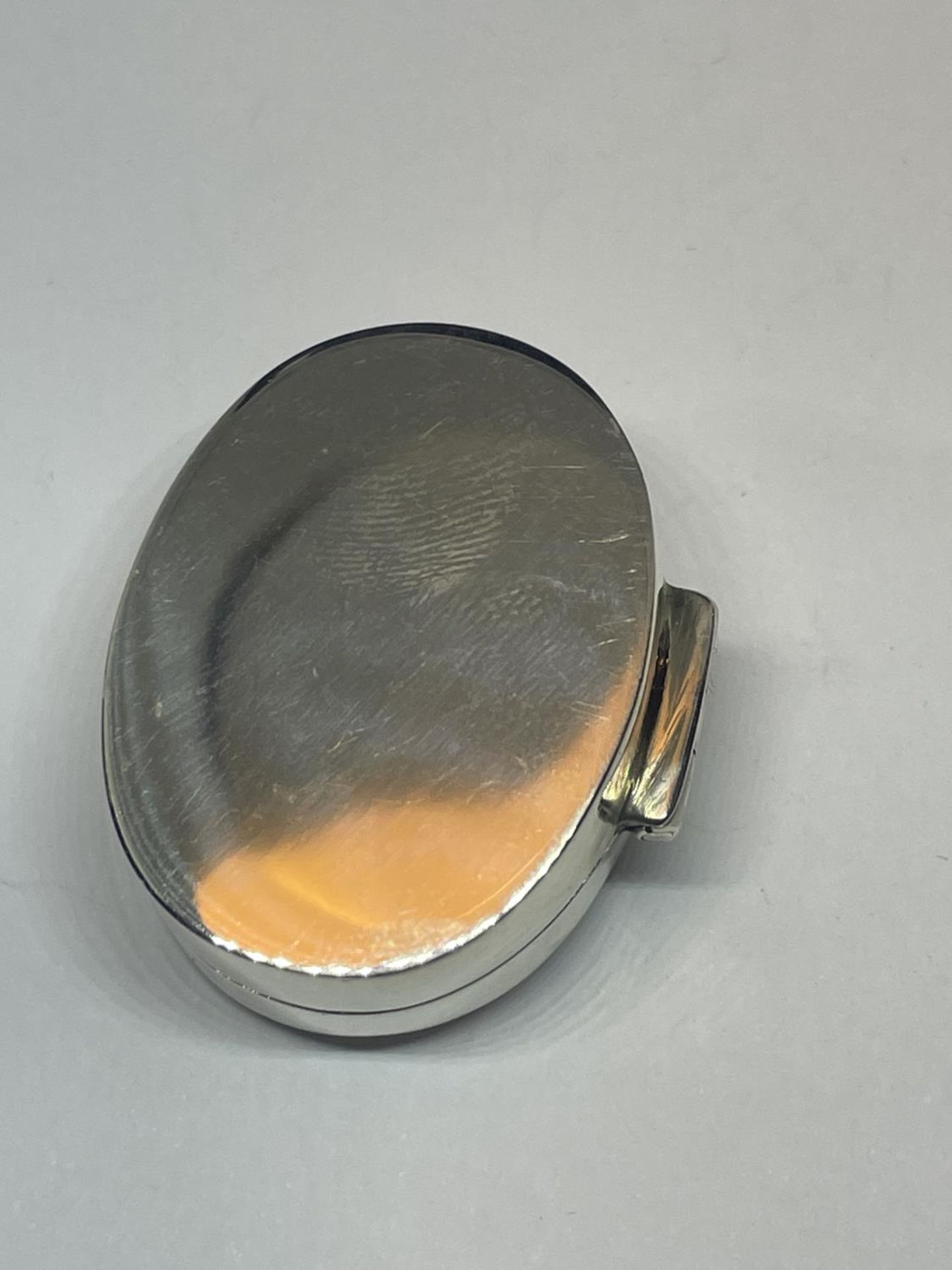 A SIVER PILL BOX - Image 2 of 3