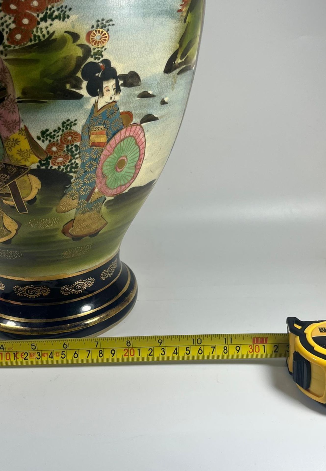 A HUGE ANTIQUE JAPANESE SATSUMA BALUSTER FORM VASE WITH HAND PAINTED FIGURAL SCENES WITH GILT BANDED - Image 9 of 9