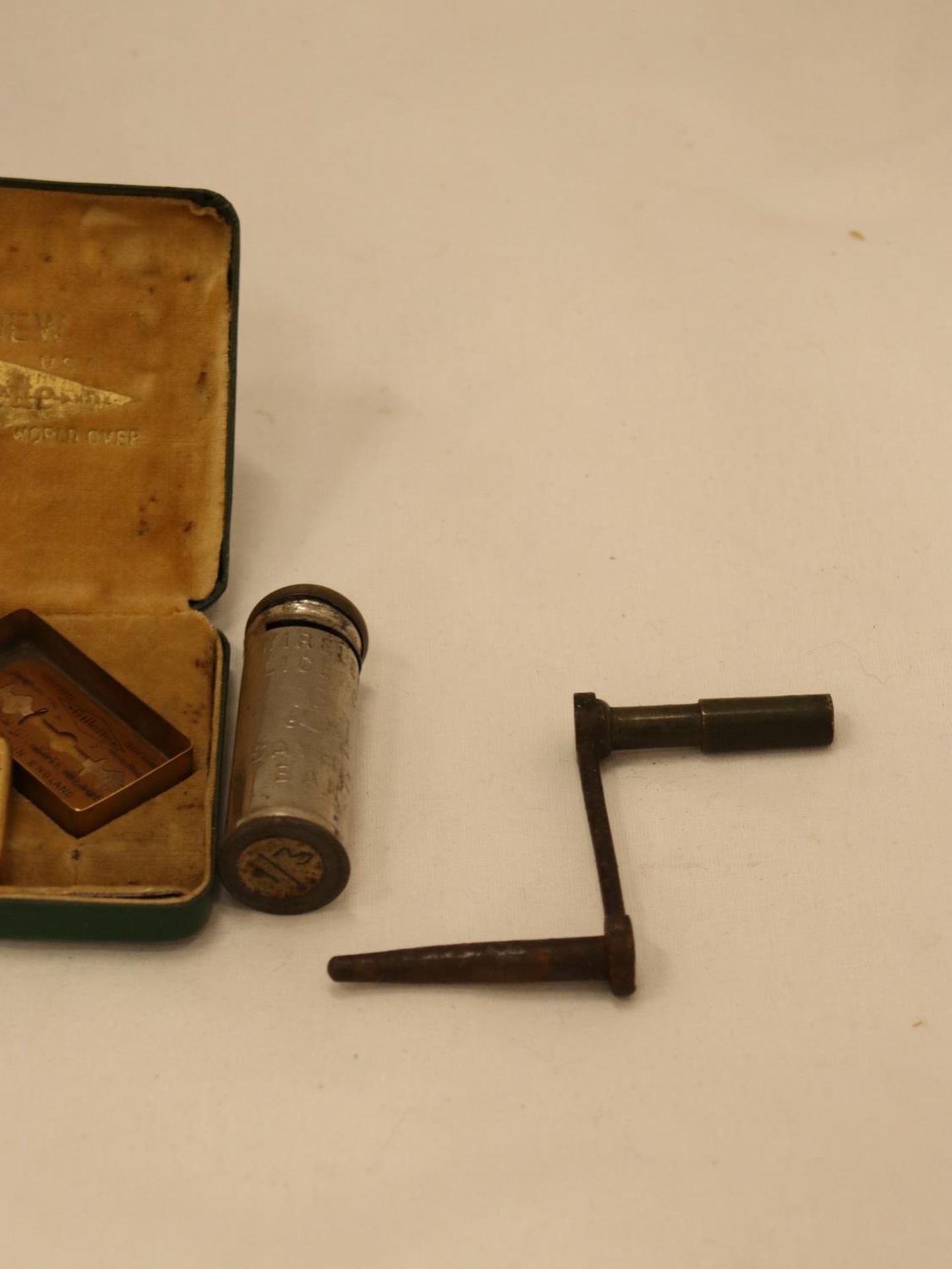 A MIXED VINTAGE LOT TO INCLUDE A BOXED GILETTE RAZOR, CUFFLINKS, MOOSE BELT BUCLE, COIN HOLDER AND - Image 5 of 7