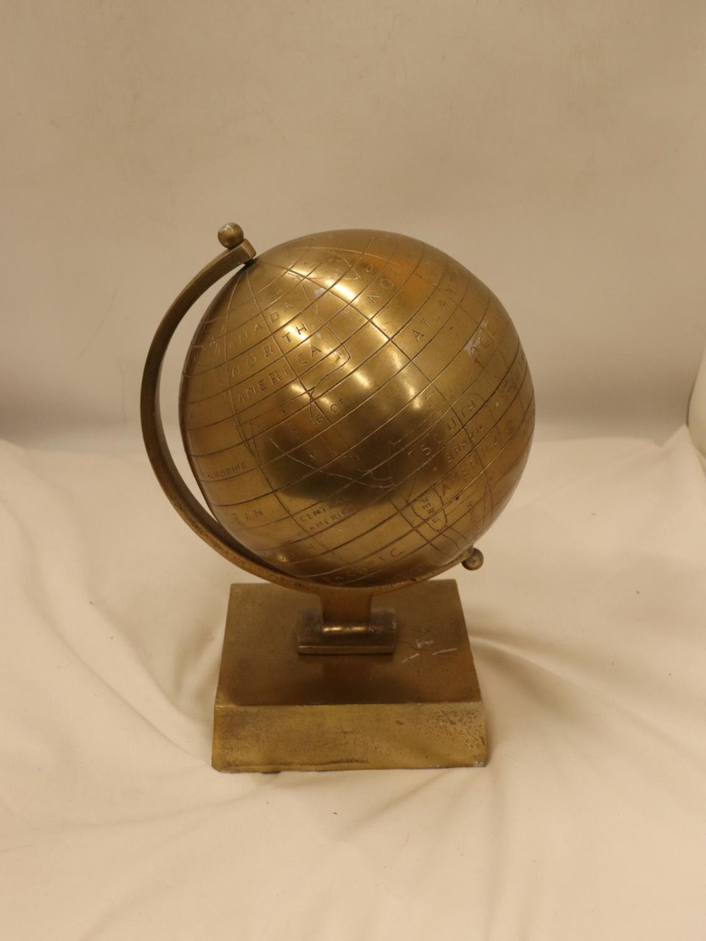 A HEAVY VINTAGE UNUSUAL BRASS GLOBE ON PEDESTAL, HEIGHT 30CM - Image 3 of 3