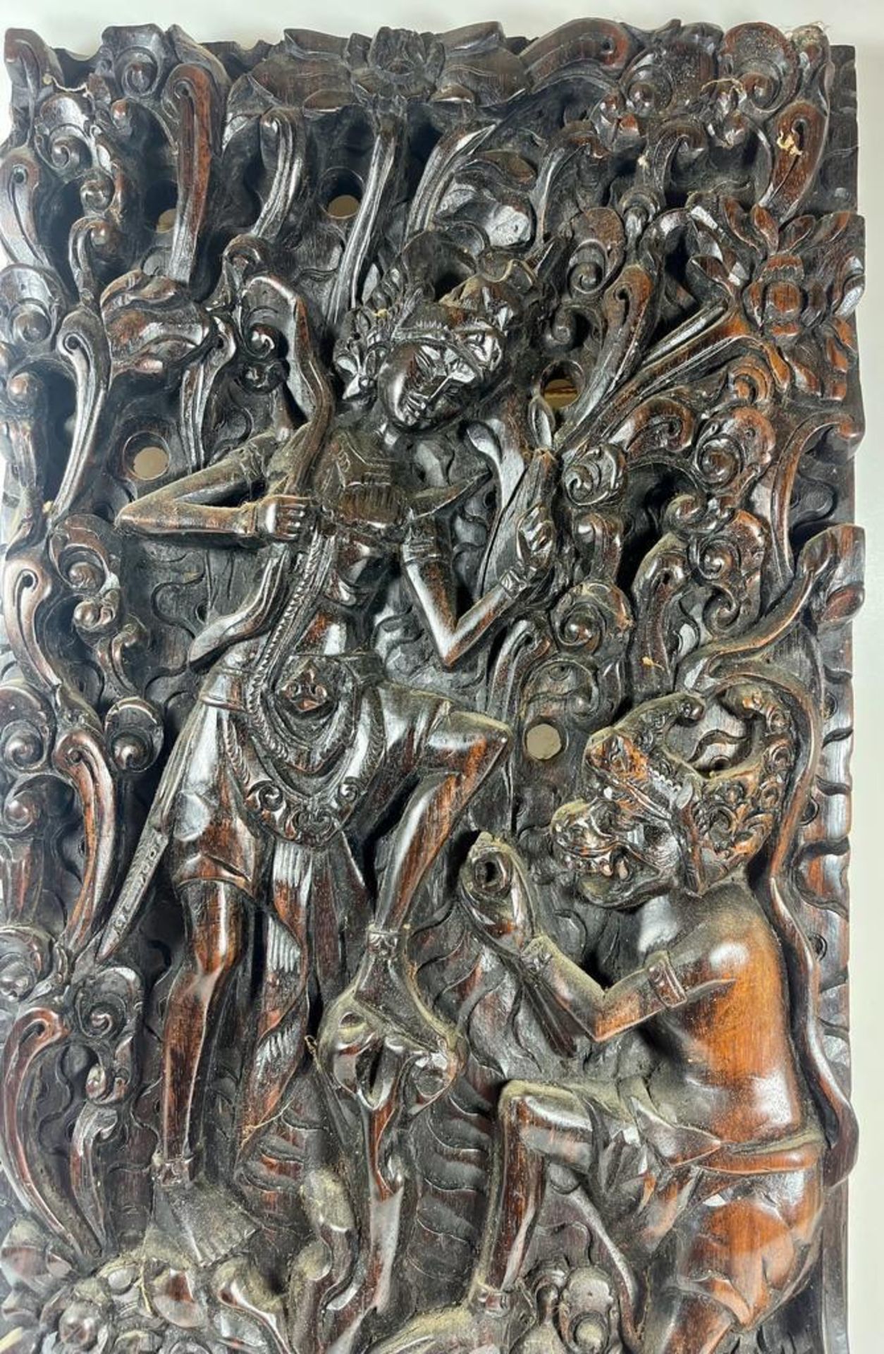 A VINTAGE CHINESE HEAVILY CARVED WOODEN PLAQUE DEPICTING A FIGURE WITH MYTHICAL BEAST, 45 X 22CM - Image 2 of 4